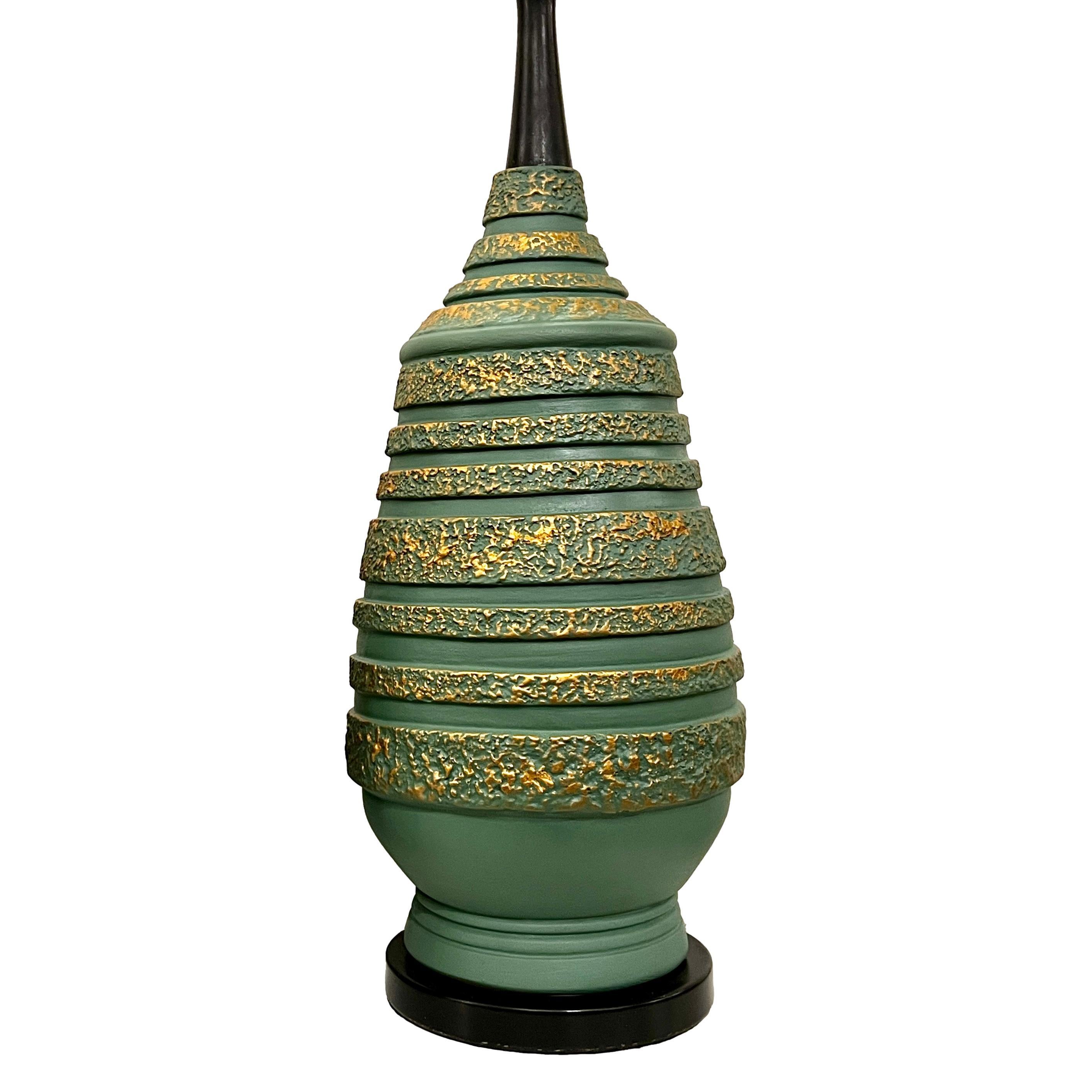 Un par de lámparas tabla de cerámica italiana de color verdigris de la década de 1960.

Medidas:
Altura del cuerpo: 17
Diámetro: 8