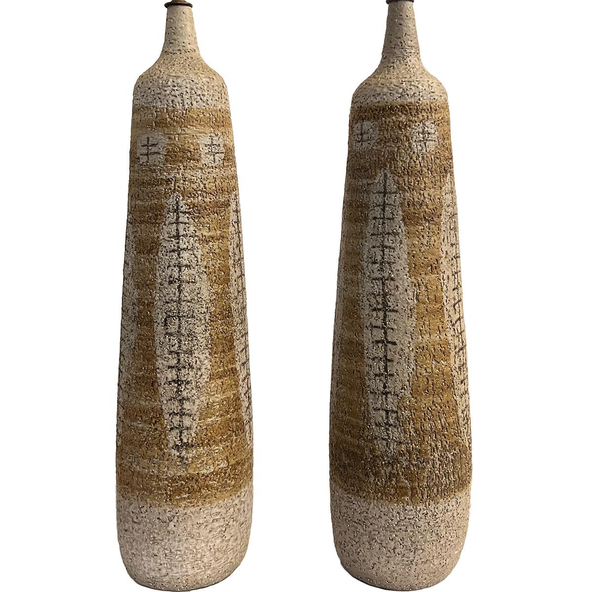 Paire de lampes italiennes en céramique datant des années 1960, avec motif de feuillage stylisé.

Mesures :
Hauteur du corps : 23.5