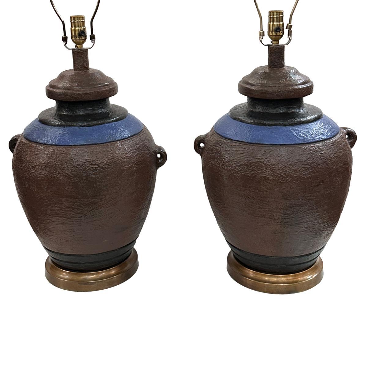 Coppia di lampade in ceramica smaltata italiana degli anni '50 circa.  

Misure:
Altezza del corpo: 19
Altezza del paralume: 30