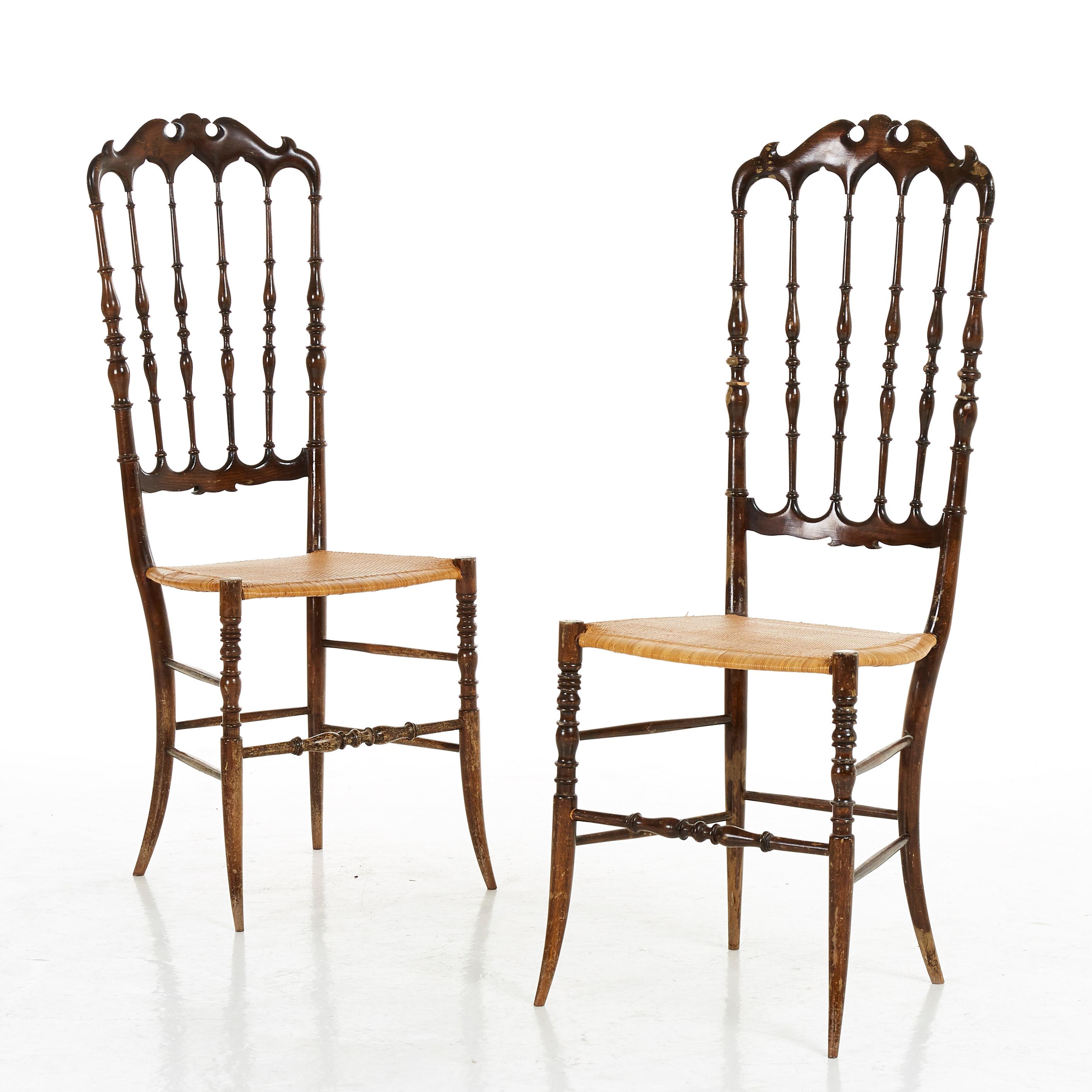 Paar italienische Stühle aus der Mitte der 1950er Jahre, Sedie e Mobili Sanguineti, Chiavari Italian. Jeweils auf der Rückseite gestempelt. Schlankes Design und erstaunlich leicht. Gestell aus Birnbaumholz mit Sitz aus Schilfrohr.
Normale alters-