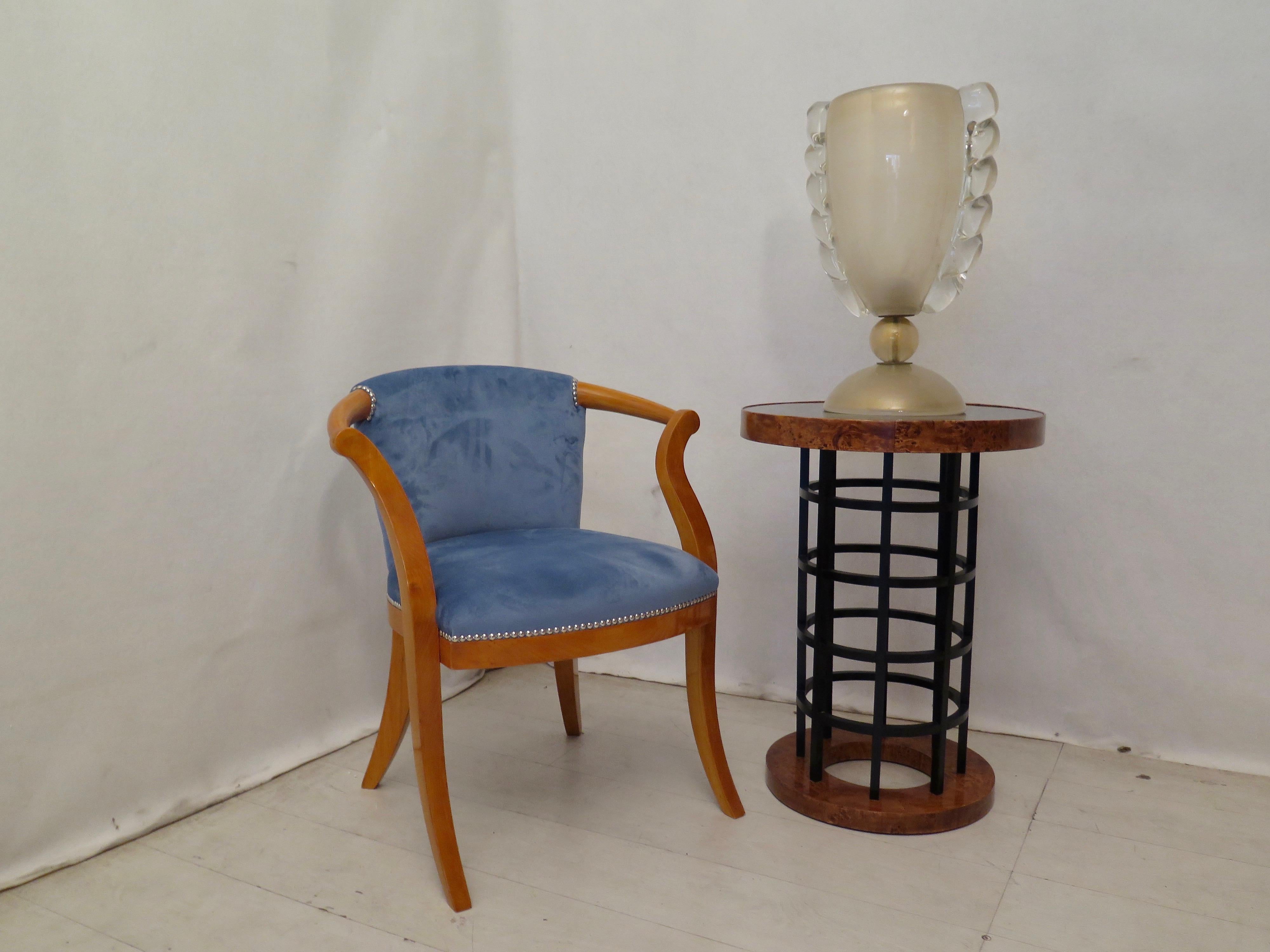 Very elegant couple of small armchairs with an electric blue velvet, and a warm patina underlines the honey color of the structure.

The structure of the chair is in cherrywood, it is composed of two frontal legs that reach up to the joint with