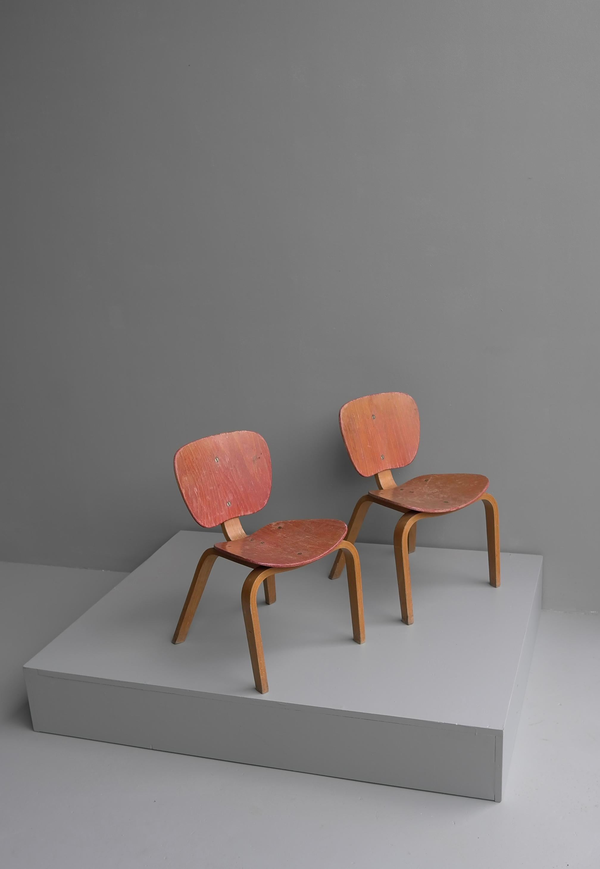 Pair of midcentury children chairs in bent plywood, Germany, 1950s.