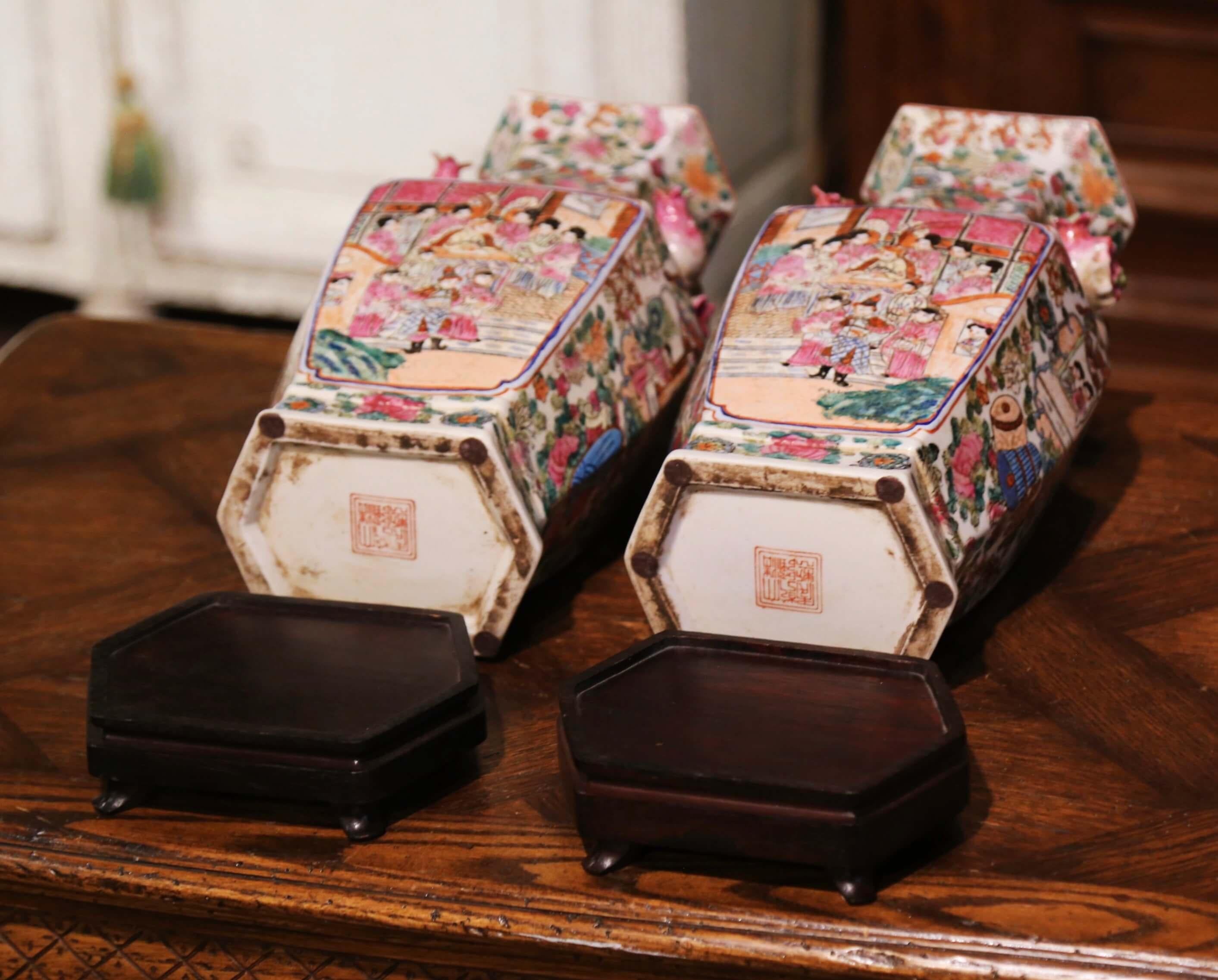 Pair of Midcentury Chinese Rose Medallion Polychrome and Gilt Porcelain Vases 8
