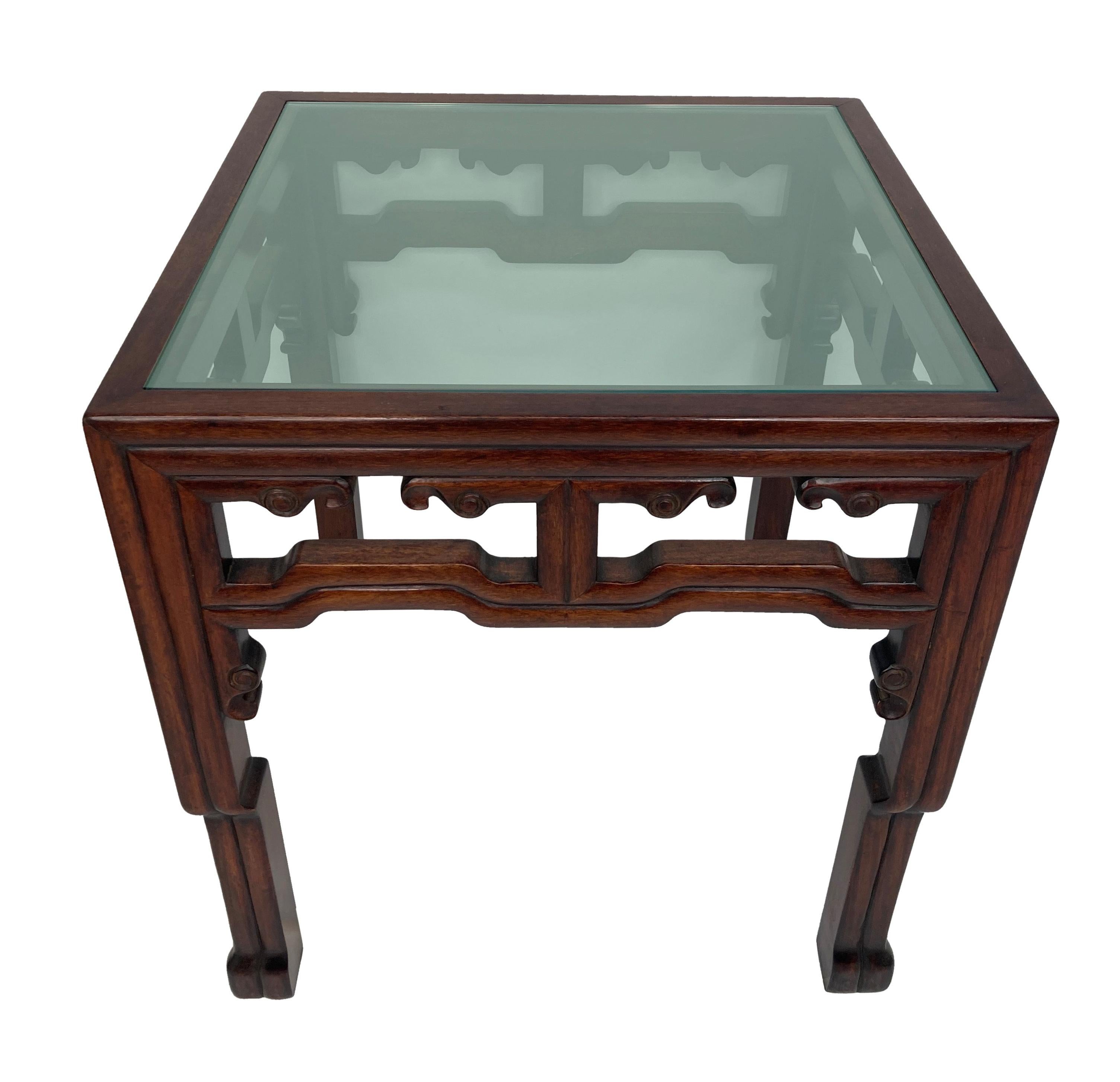 Paire de tables d'appoint en bois dur chinoises du milieu du siècle, bien sculptées et patinées, avec des plateaux en verre transparent.