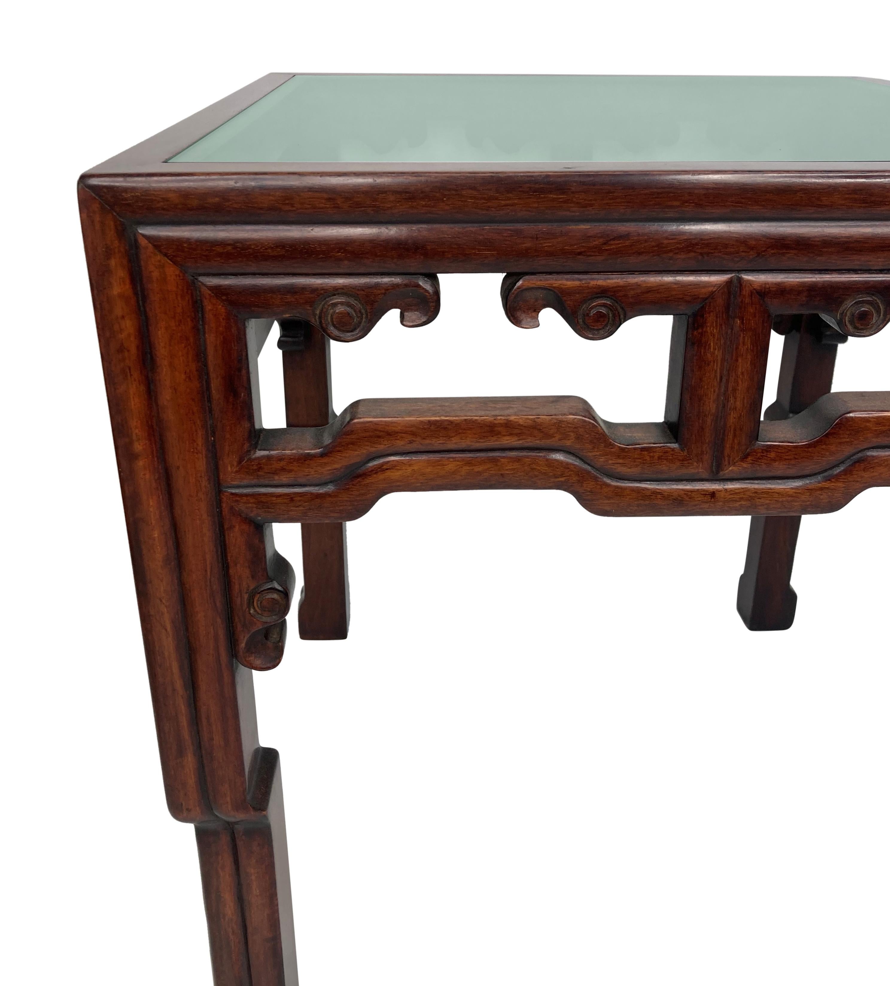 Paire de tables d'appoint chinoises du milieu du siècle Bon état - En vente à Kent, Dover