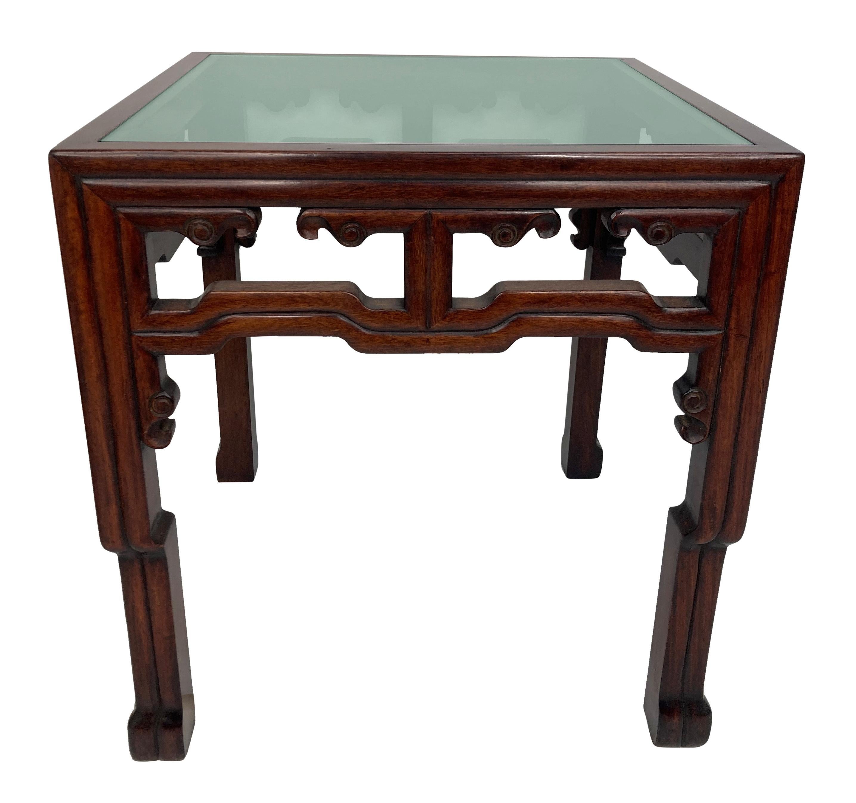 Verre taillé Paire de tables d'appoint chinoises du milieu du siècle en vente