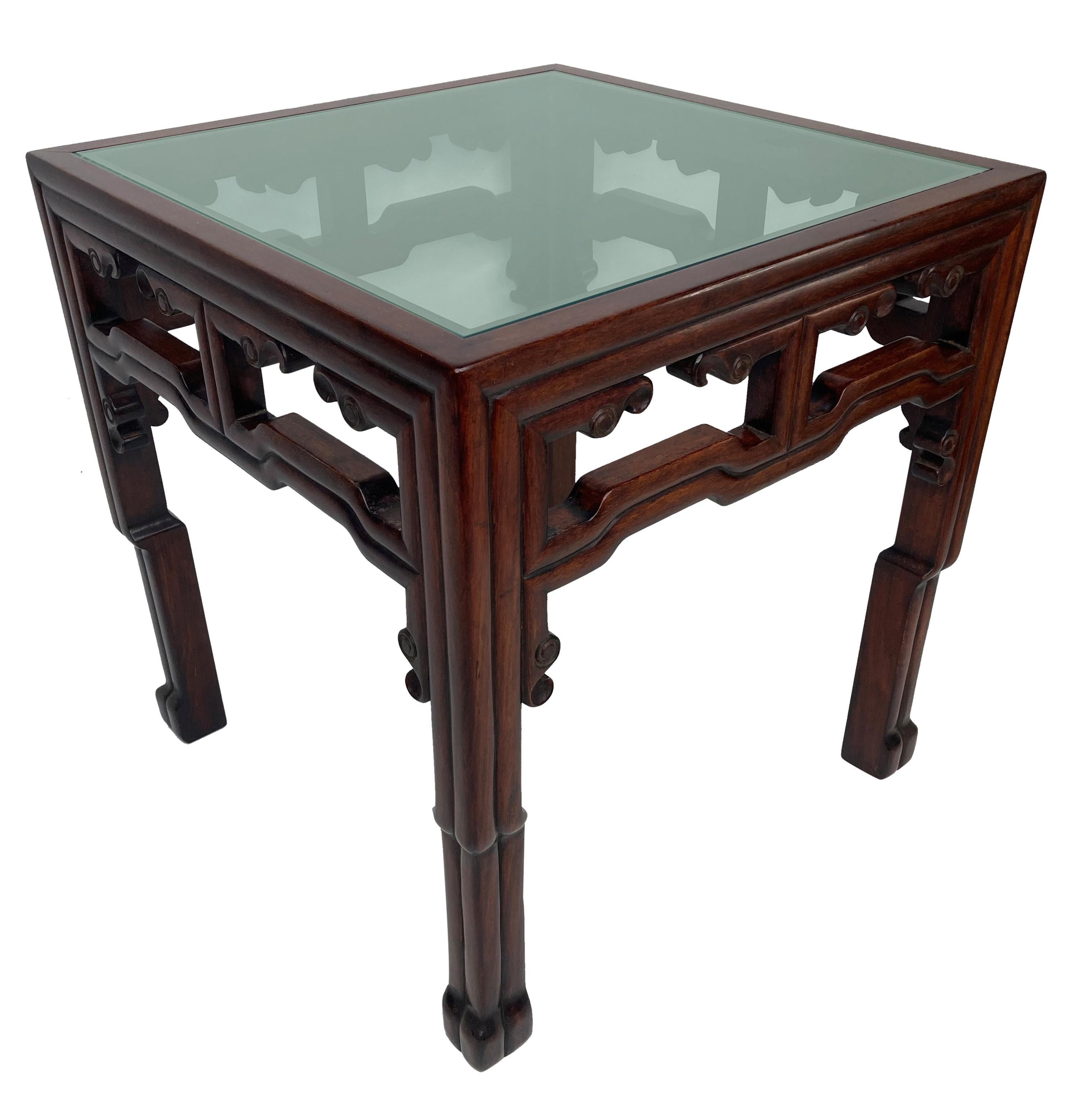 Paire de tables d'appoint chinoises du milieu du siècle en vente 1
