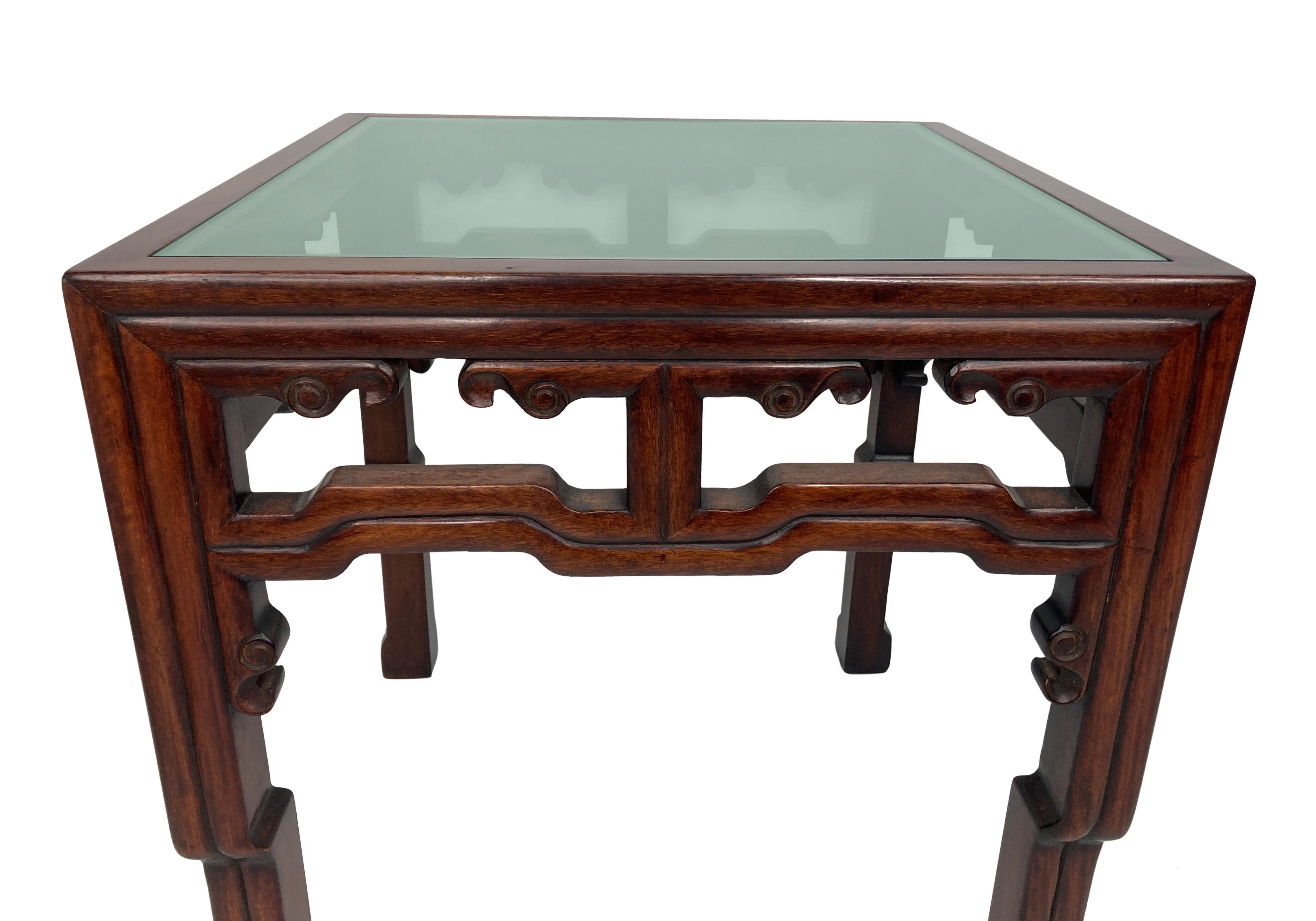Paire de tables d'appoint chinoises du milieu du siècle en vente 3