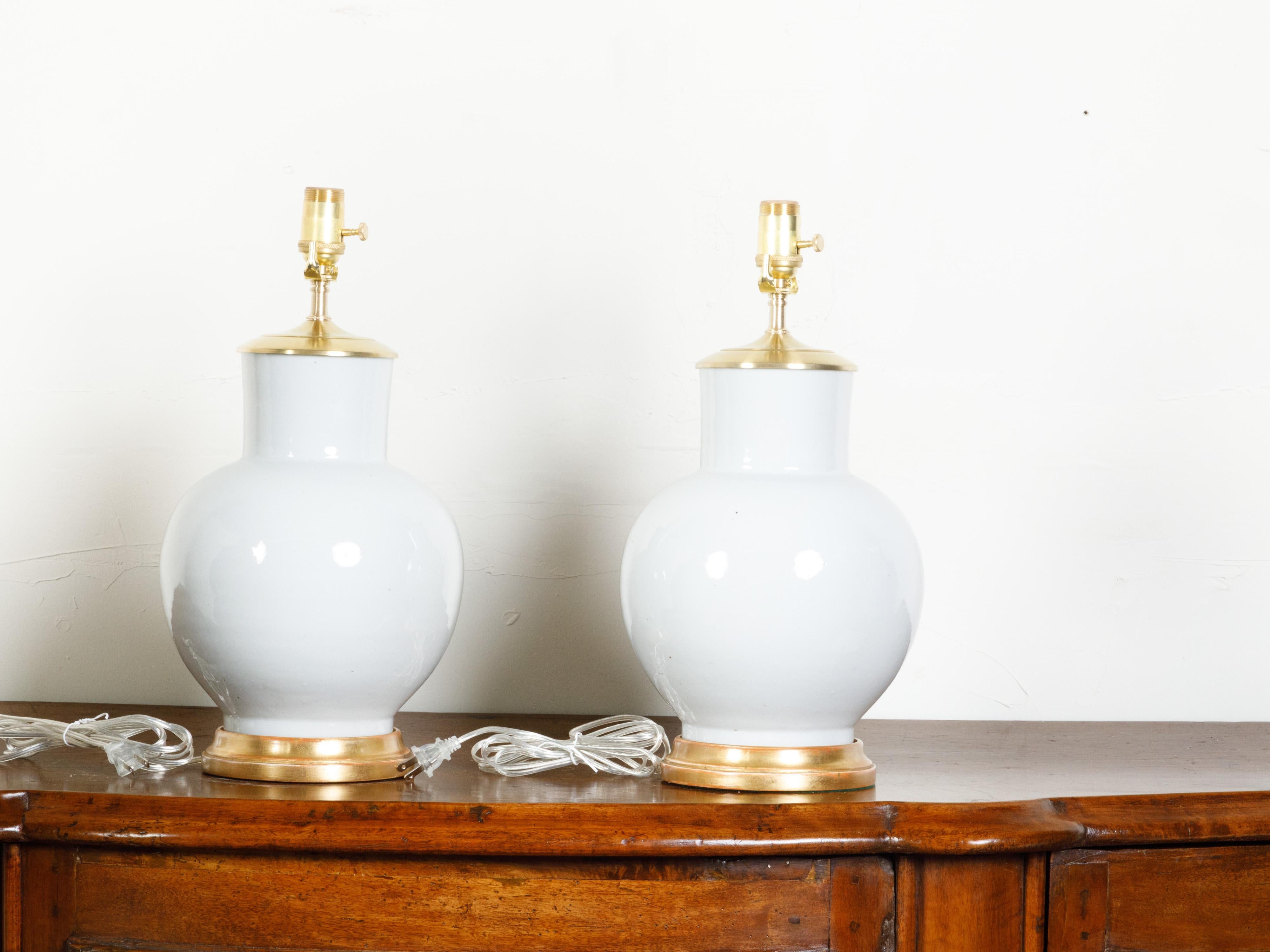 Pair of Mid-Century Chinese White Ceramic Table Lamps on Round Giltwood Bases 6
