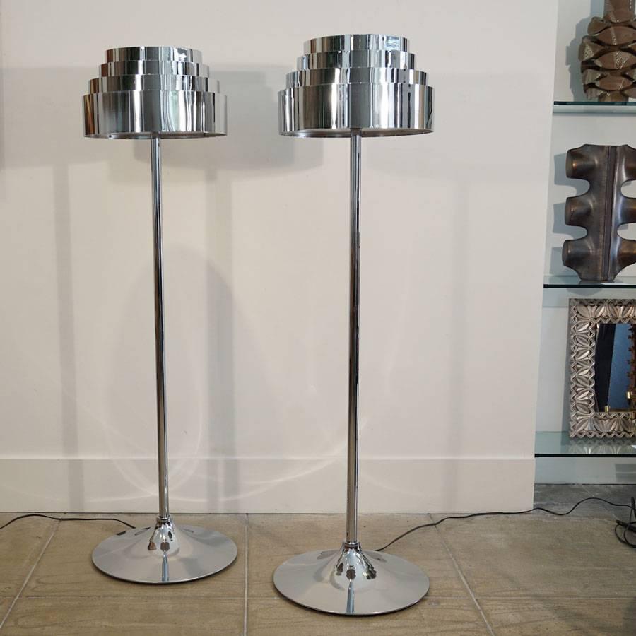Pair of midcentury chrome torchere
Chrome over steel modernist torchere.
Measures: Diameter of top 17