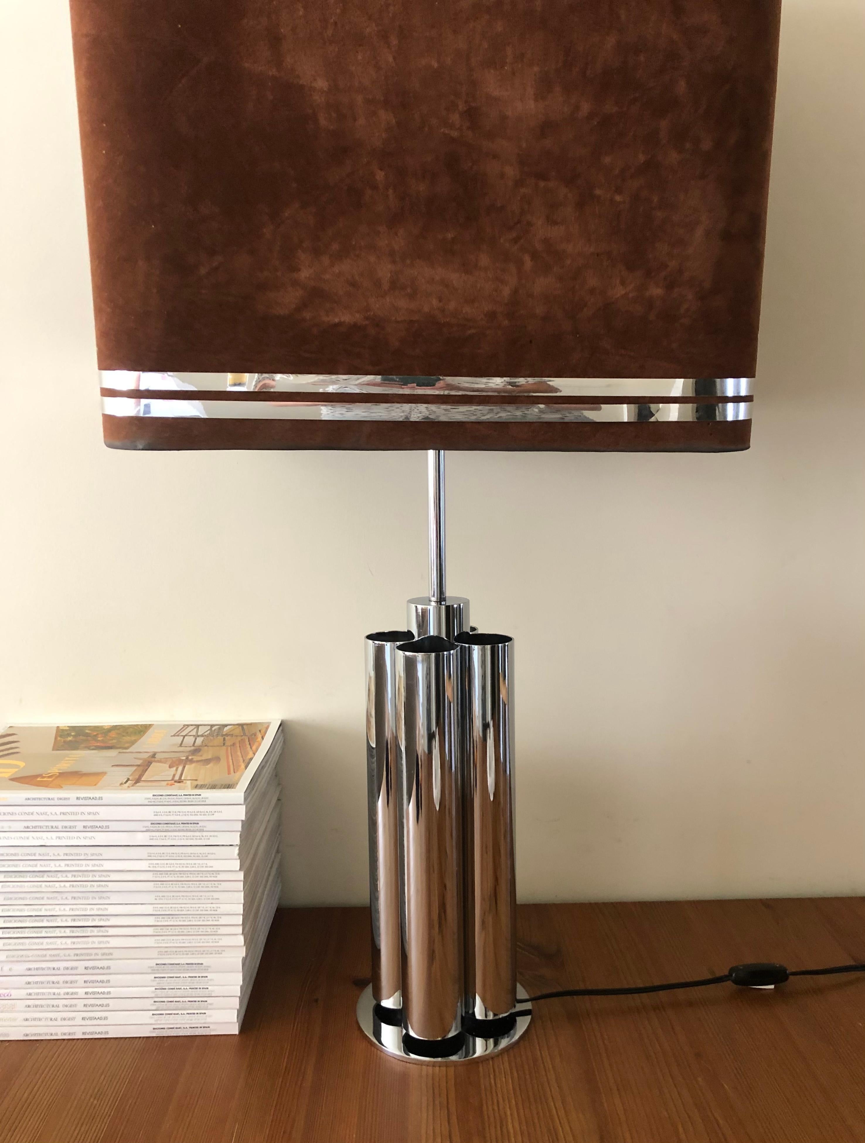 Gorgeous and beautiful tubular Italian midcentury Table Lamps. These fixtures were made during the 1970s in Italy by Reggiani. The condition is Excellent.
Each table lamp is equipped with two light sockets (E27). A professional electrician has