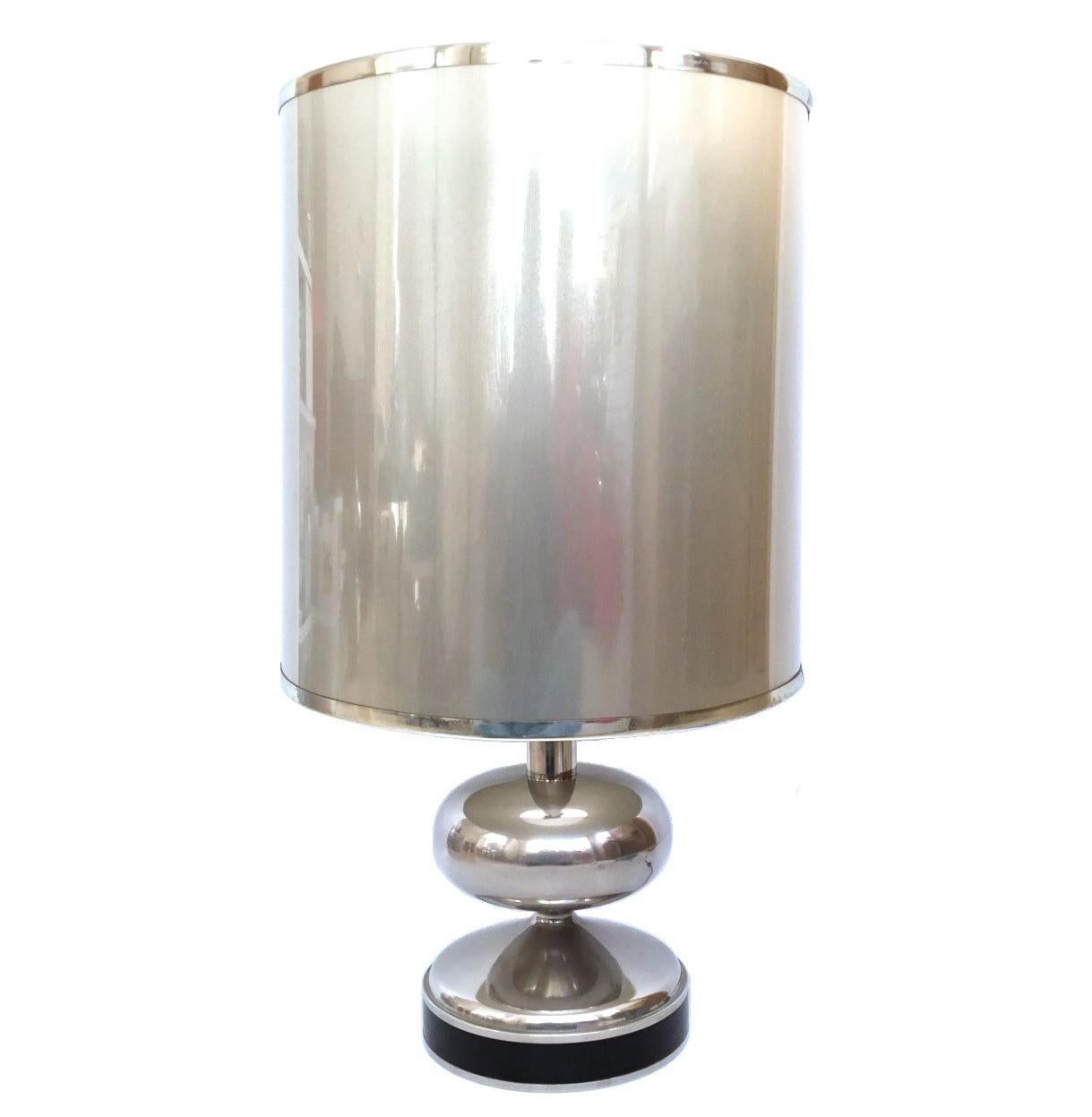 Charming and elegant set of two Spanish table lamps with its original shades. These table lamps were made during the 1970s in Barcelona (Spain).
Each table lamp is equipped with two light sockets (E27). A professional electrician has checked and