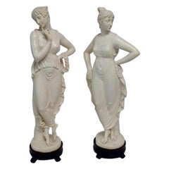 Paire de sculptures de femmes classiques du milieu du siècle dernier