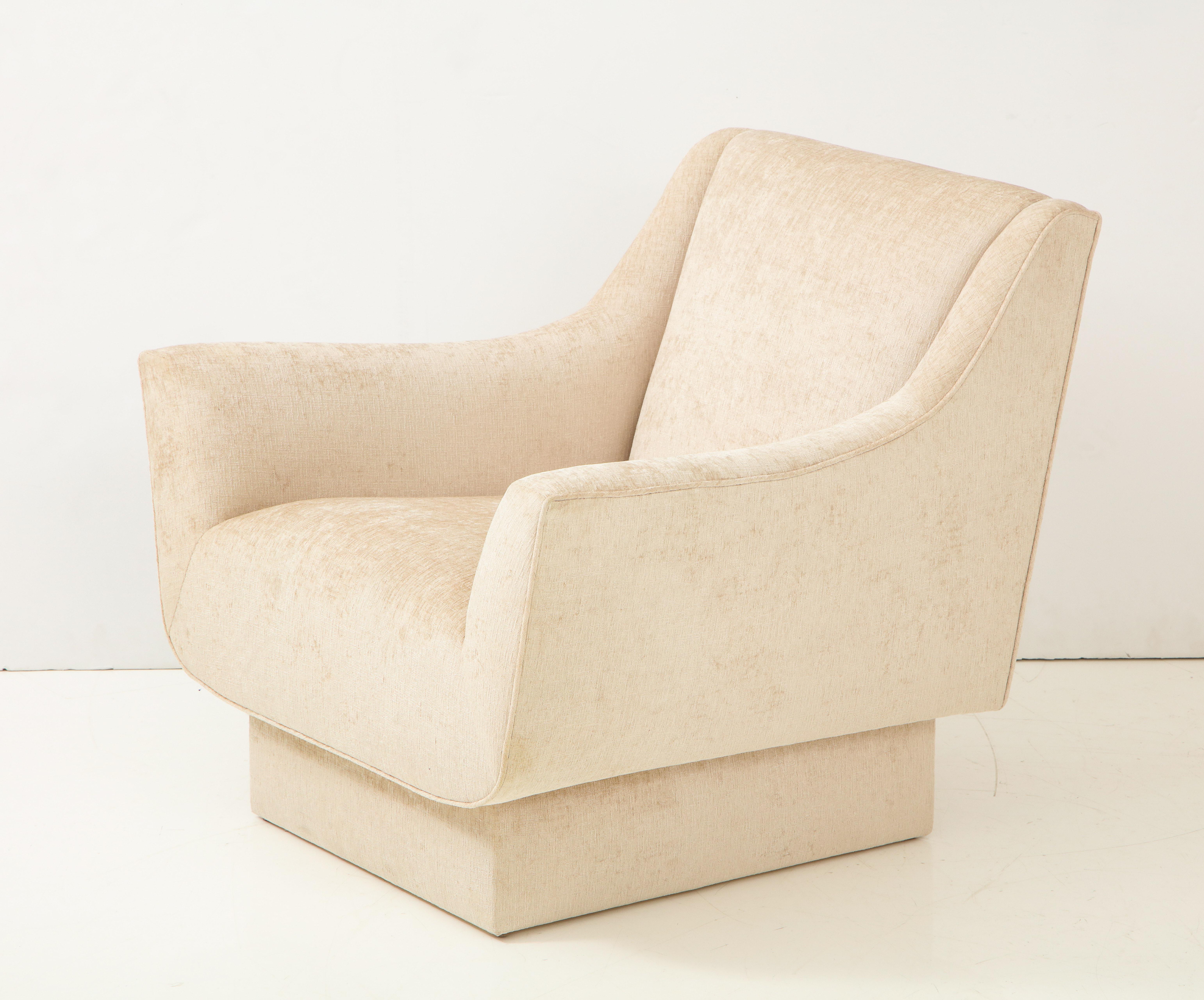 Pair of 1960s midcentury club chairs.
The chairs have been beautifully reupholstered in an ivory chenille fabric.


 