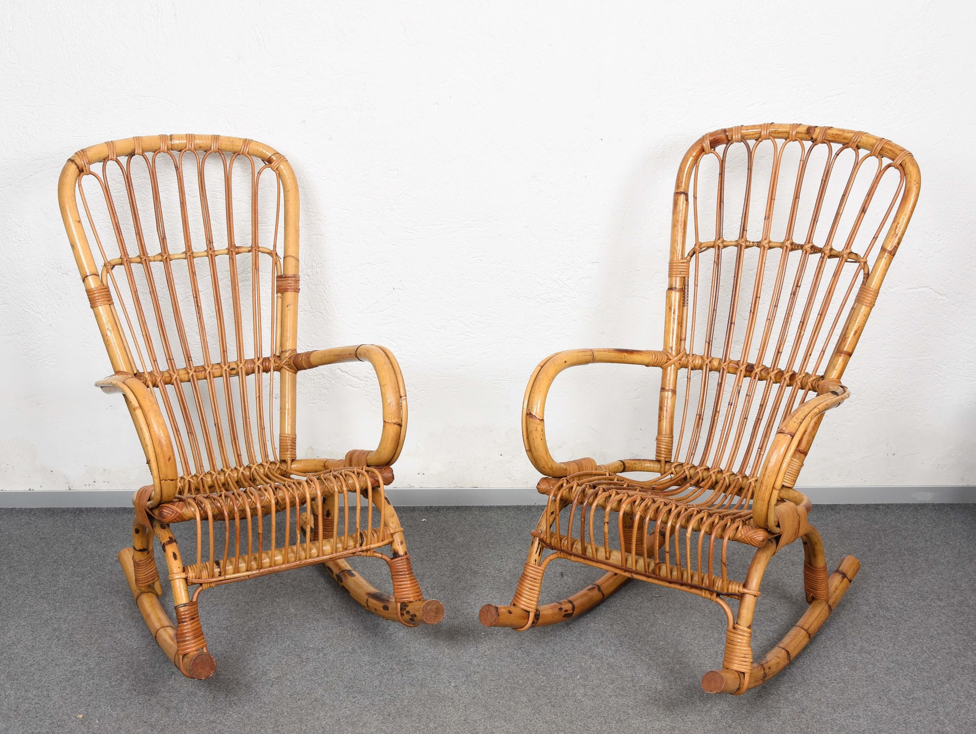 Mid-Century Modern Paire de chaises à bascule italiennes de la Côte d'Azur en rotin et bambou, années 1960 en vente