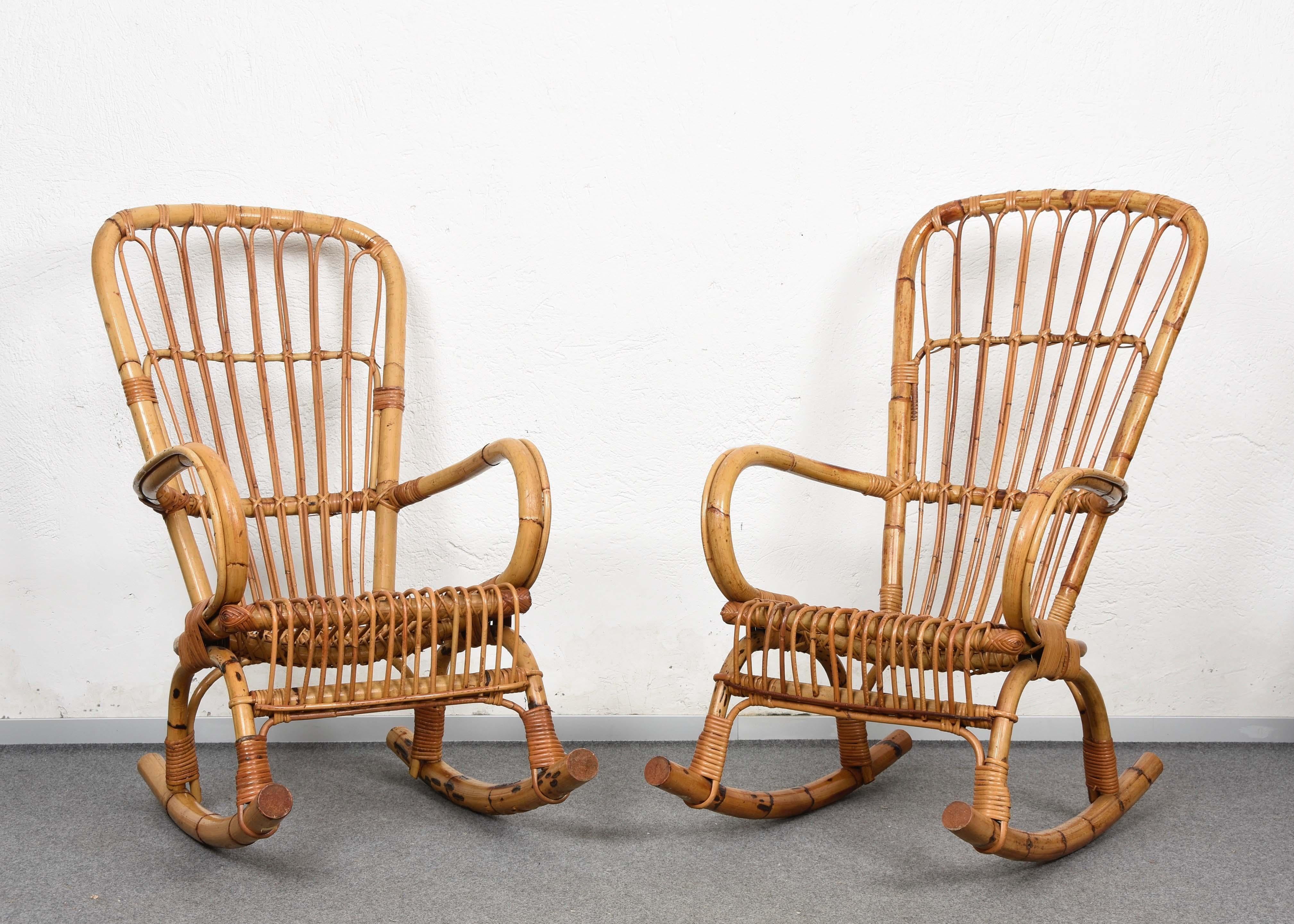 20ième siècle Paire de chaises à bascule italiennes de la Côte d'Azur en rotin et bambou, années 1960 en vente