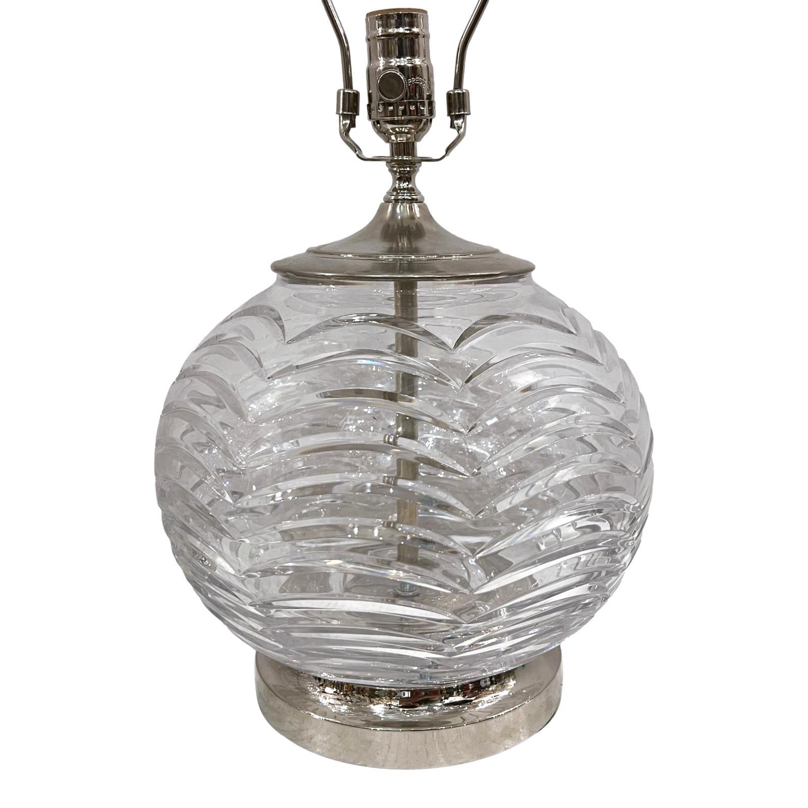 Coppia di lampade in cristallo svedese degli anni '60 circa con base in argento.

Misure:
Altezza della scocca: 12