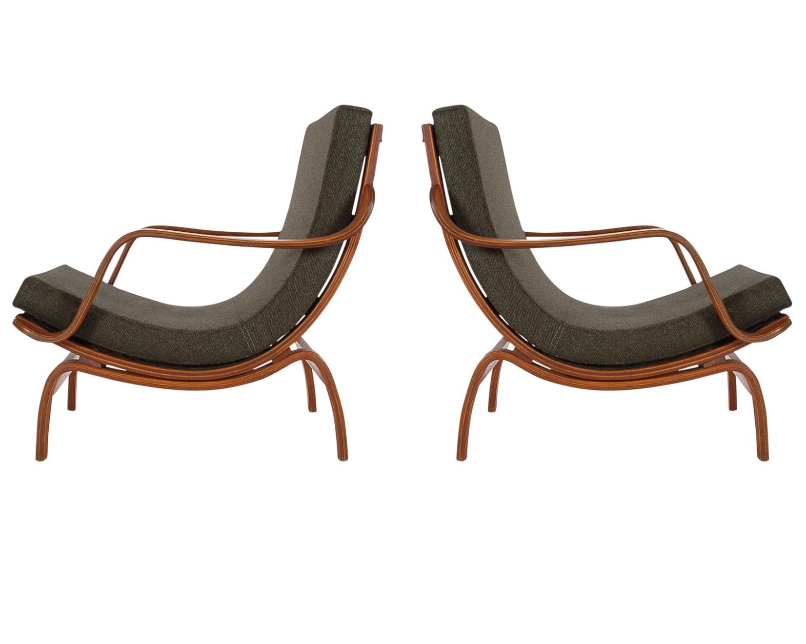 Pair of Midcentury Danish Modern Bentwood Lounge Chairs in Walnut Stained Oak 1