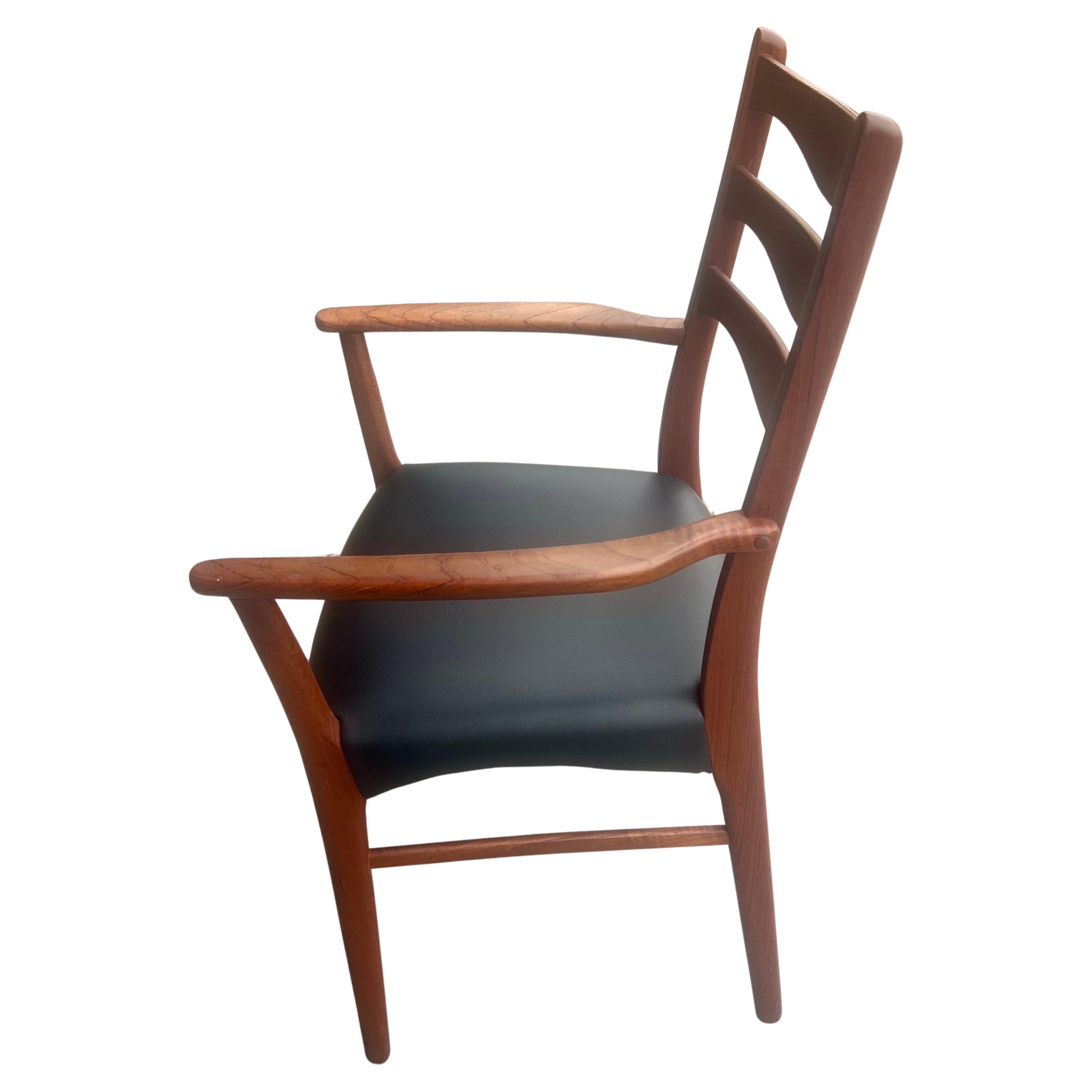 Ti presentiamo un'offerta rara e squisita di Arne Wahl Iversen per Glyngøre Stolefabrik: un accattivante set di sedie da pranzo con schienale a scaletta in teak, realizzate meticolosamente per elevare qualsiasi spazio da pranzo. Questa collezione,