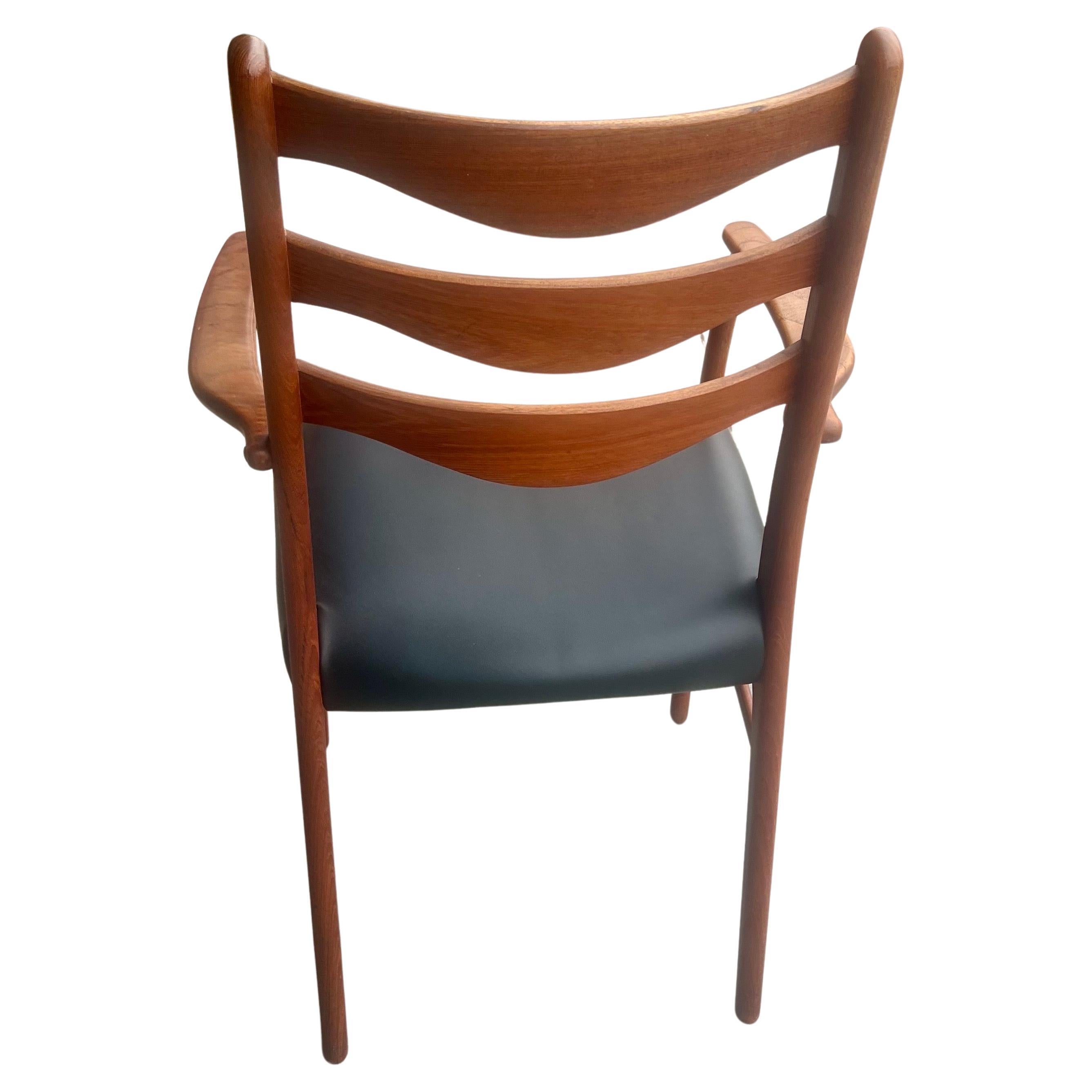 Scandinavo moderno Coppia di sedie da pranzo in teak della linea Midcentury Danish Modern di Arne Wahl Iversen in vendita