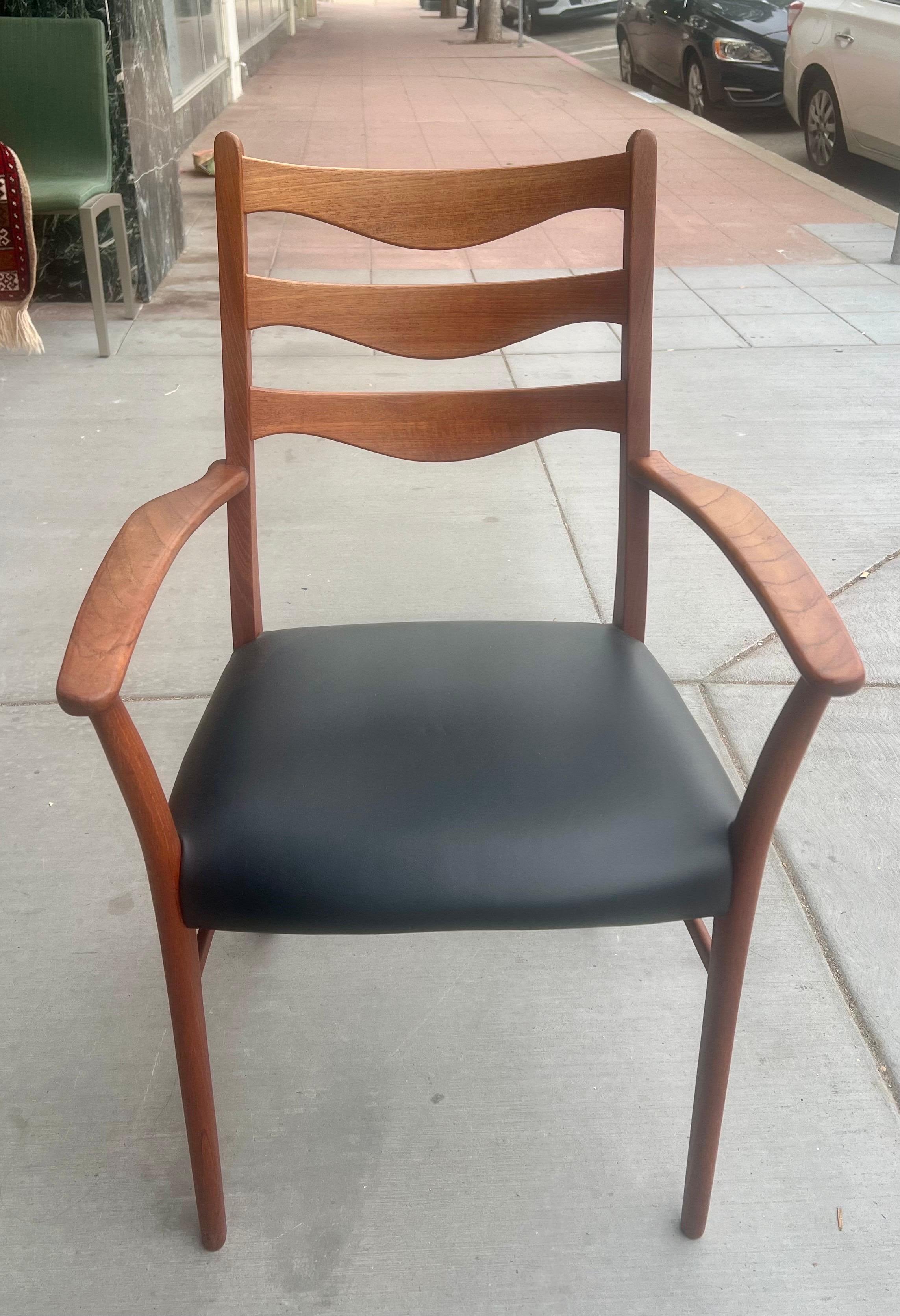 Naugahyde Coppia di sedie da pranzo in teak della linea Midcentury Danish Modern di Arne Wahl Iversen in vendita