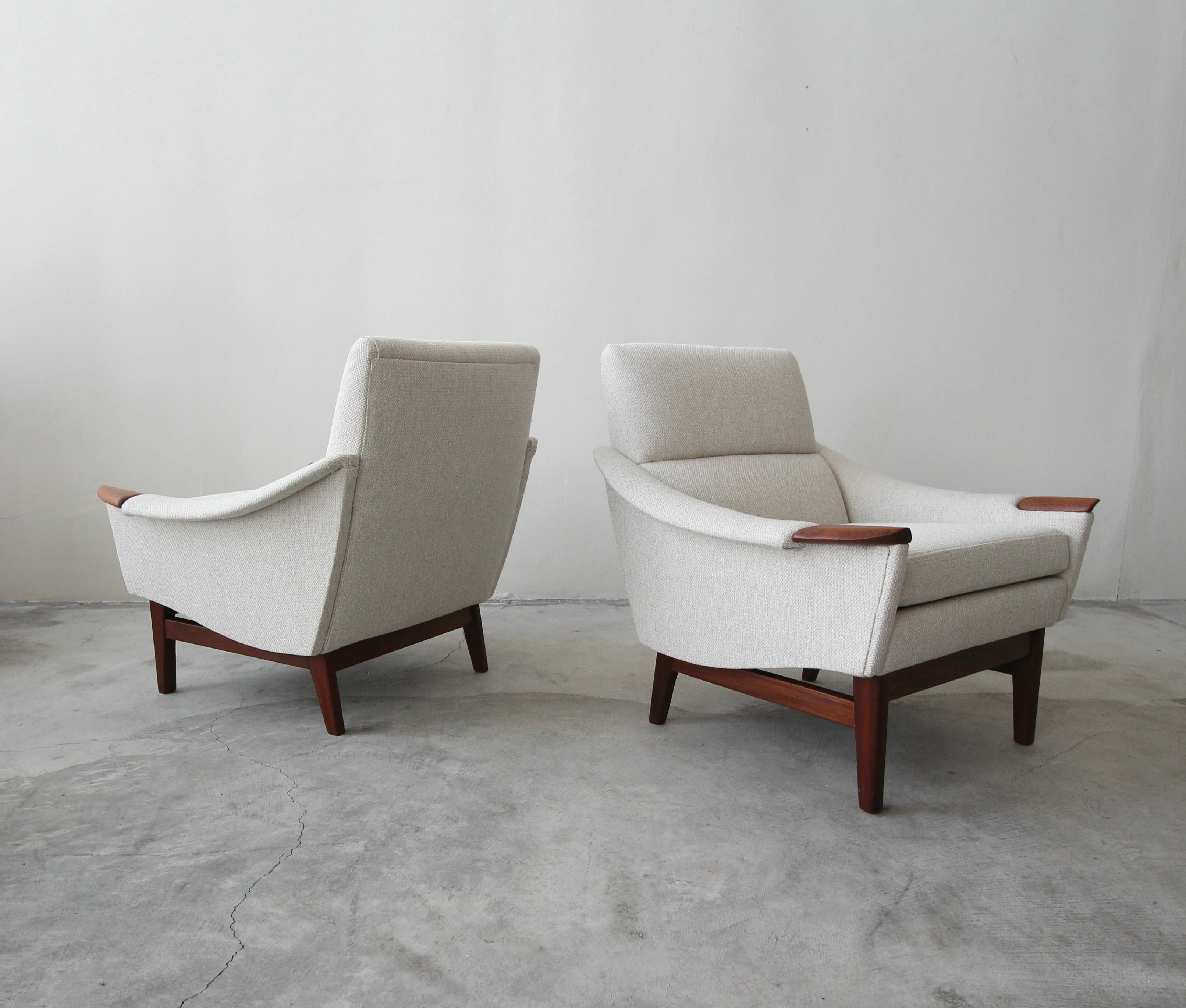 Mid-Century Modern Pair of Midcentury Danish Style Lounge Chairs
