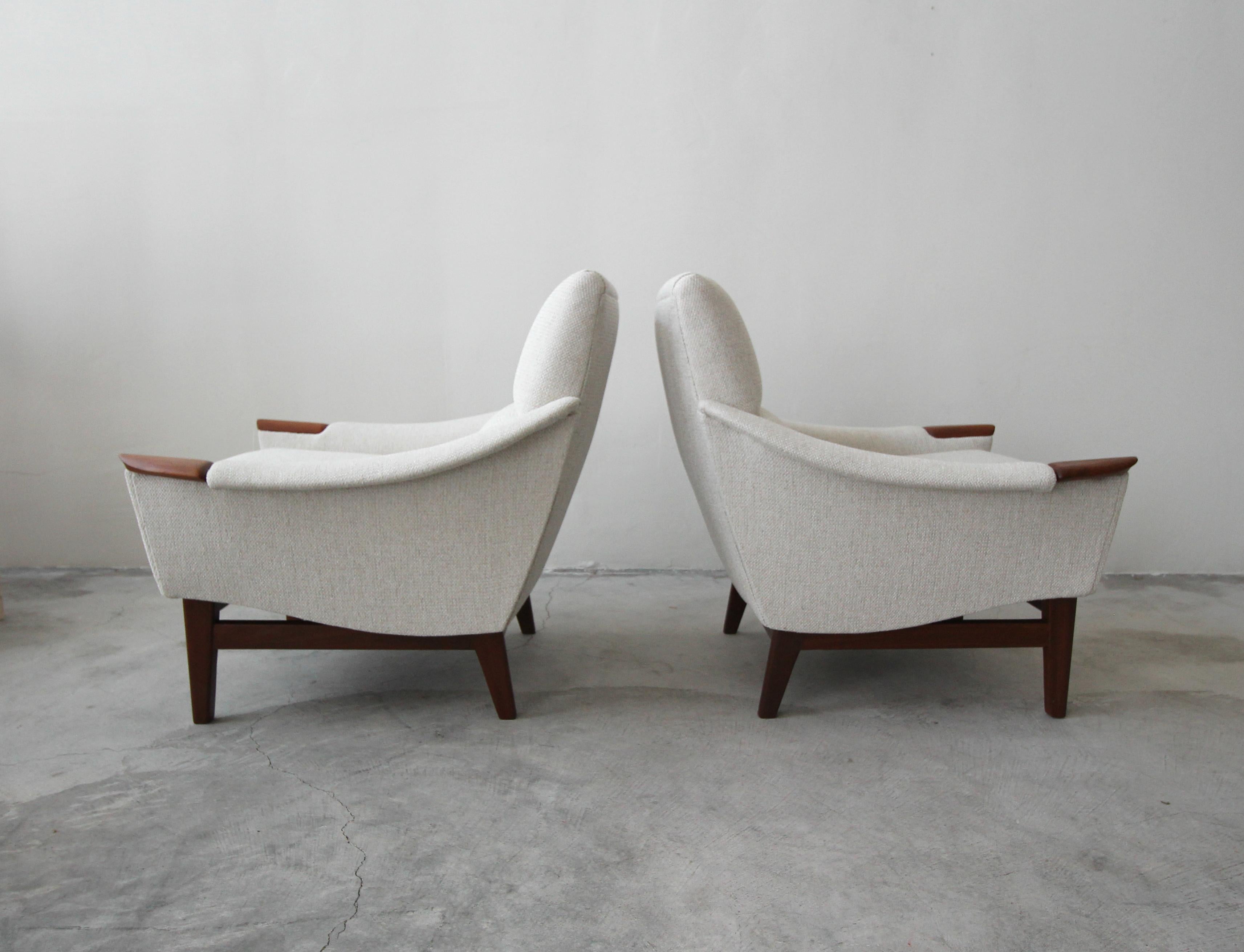 20th Century Pair of Midcentury Danish Style Lounge Chairs