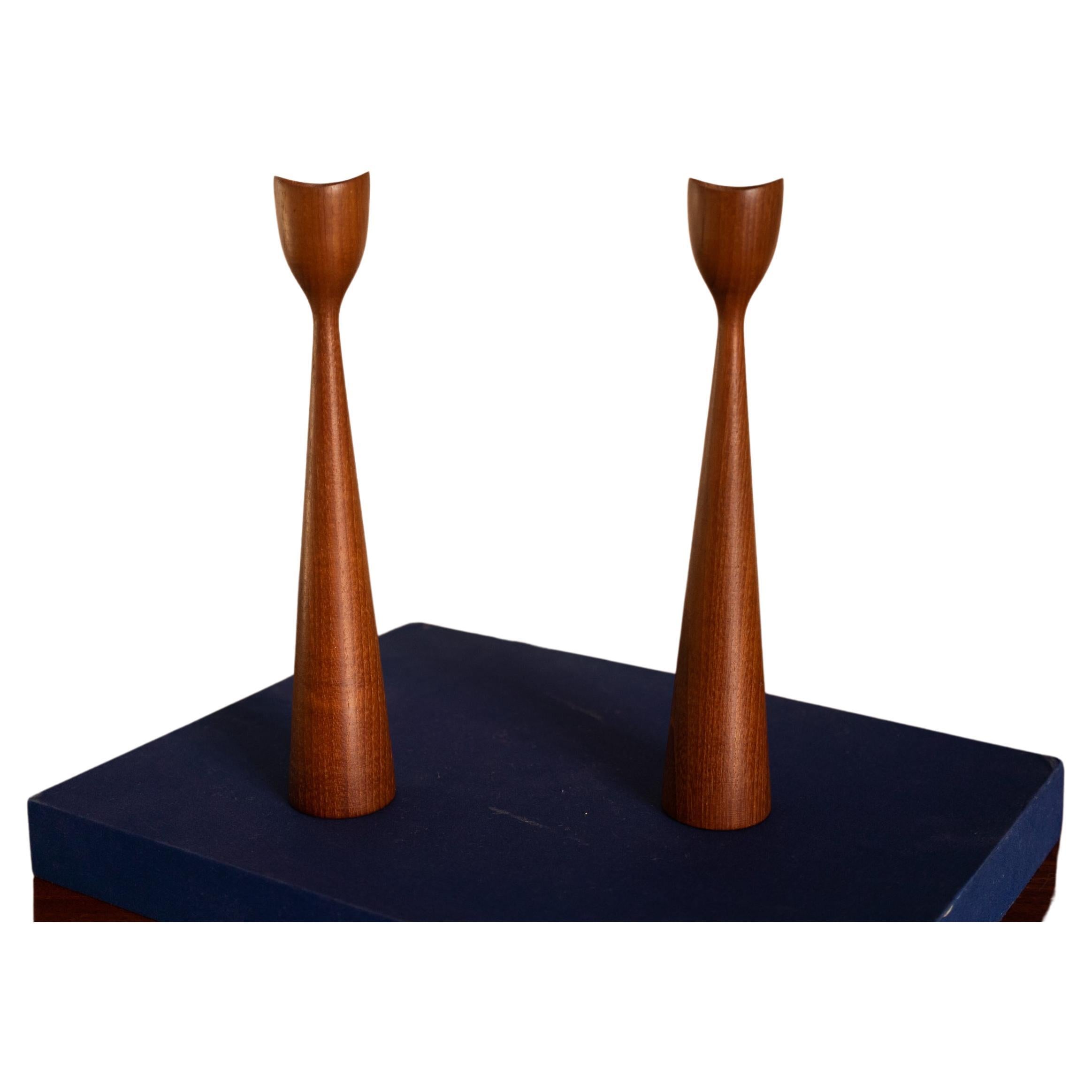 Pair of midcentury Danish teak candlesticks - featuring an elegant modern design in a medium brown finish. Denmark, 1960s.

Excellent vintage condition - minor scuffs - no loss - no damage - no restoration - signs of age and use.

I'm selling a bit