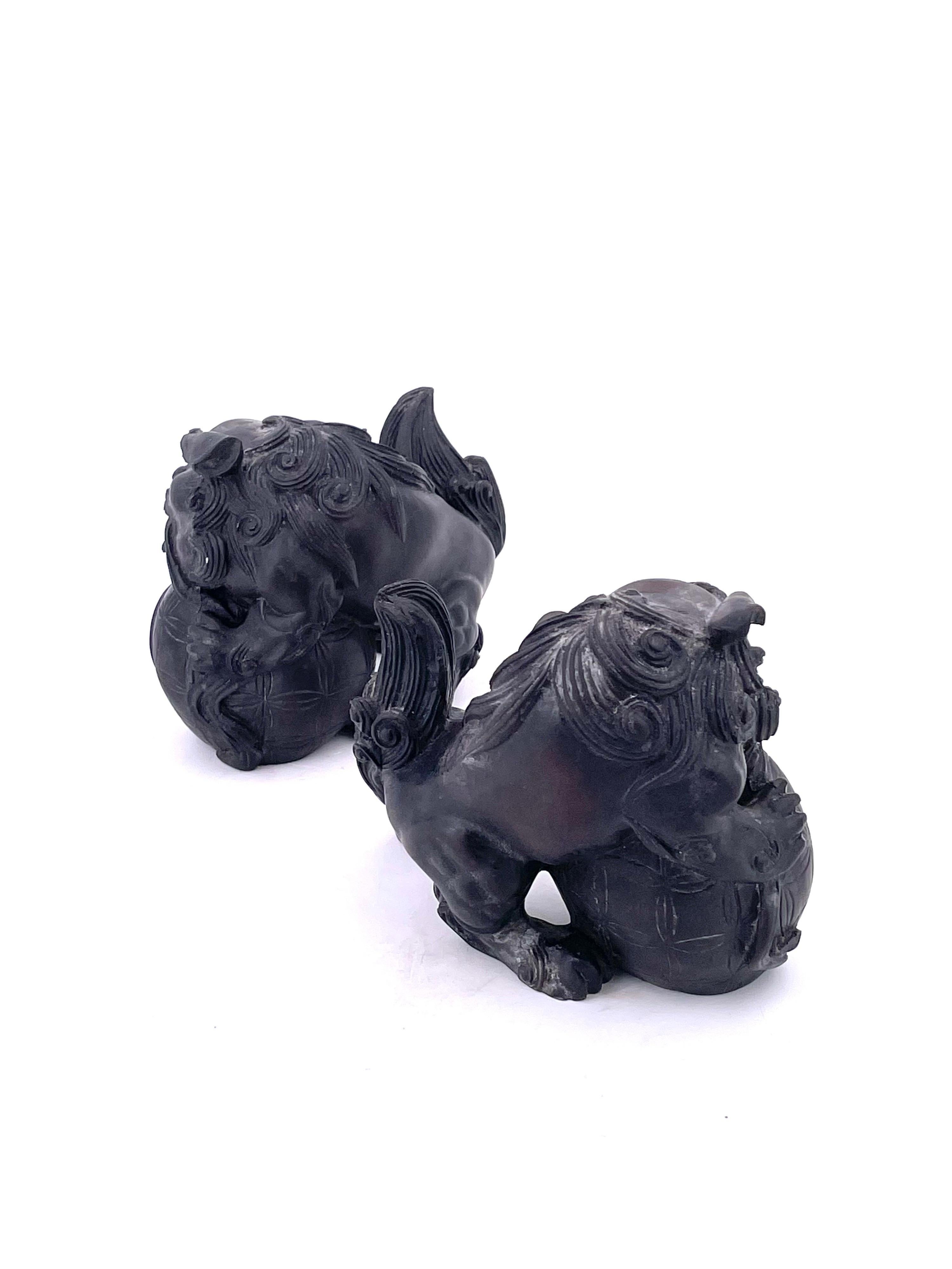 Pair of Midcentury Dark Blue Chinese Resin Foo Dogs Bookends In Good Condition In San Diego, CA