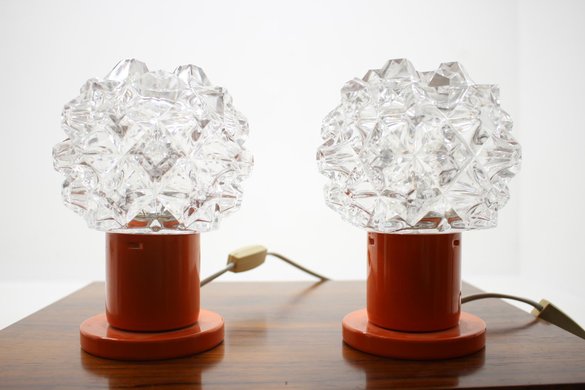 Pareja de lámparas de sobremesa de cristal de diseño de mediados de siglo, Kamenicky Senov, años 70 en Bueno estado para la venta en Praha, CZ