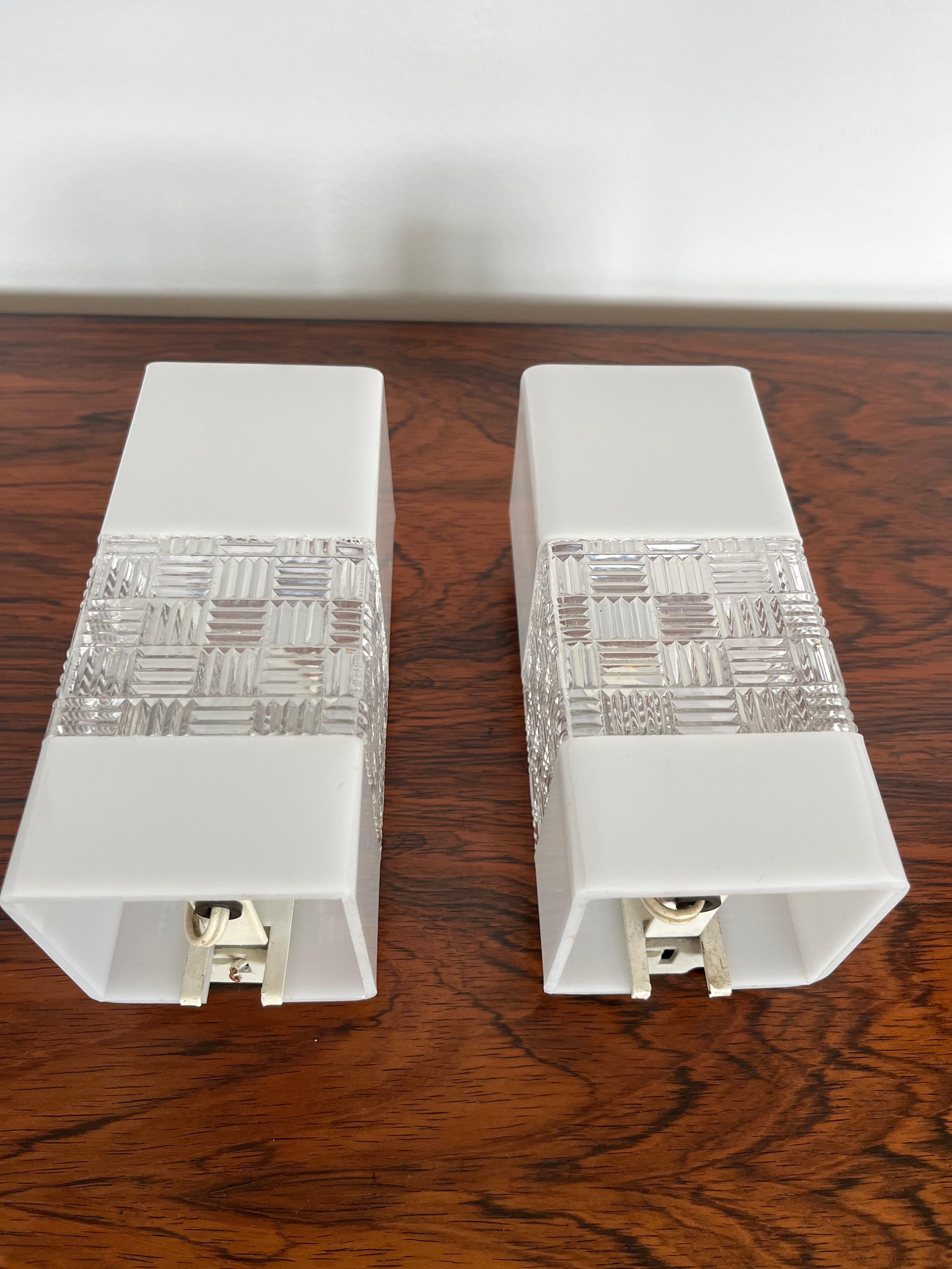 Pareja de lámparas de pared de plástico de diseño de mediados de siglo, años 70 Moderno de mediados de siglo en venta