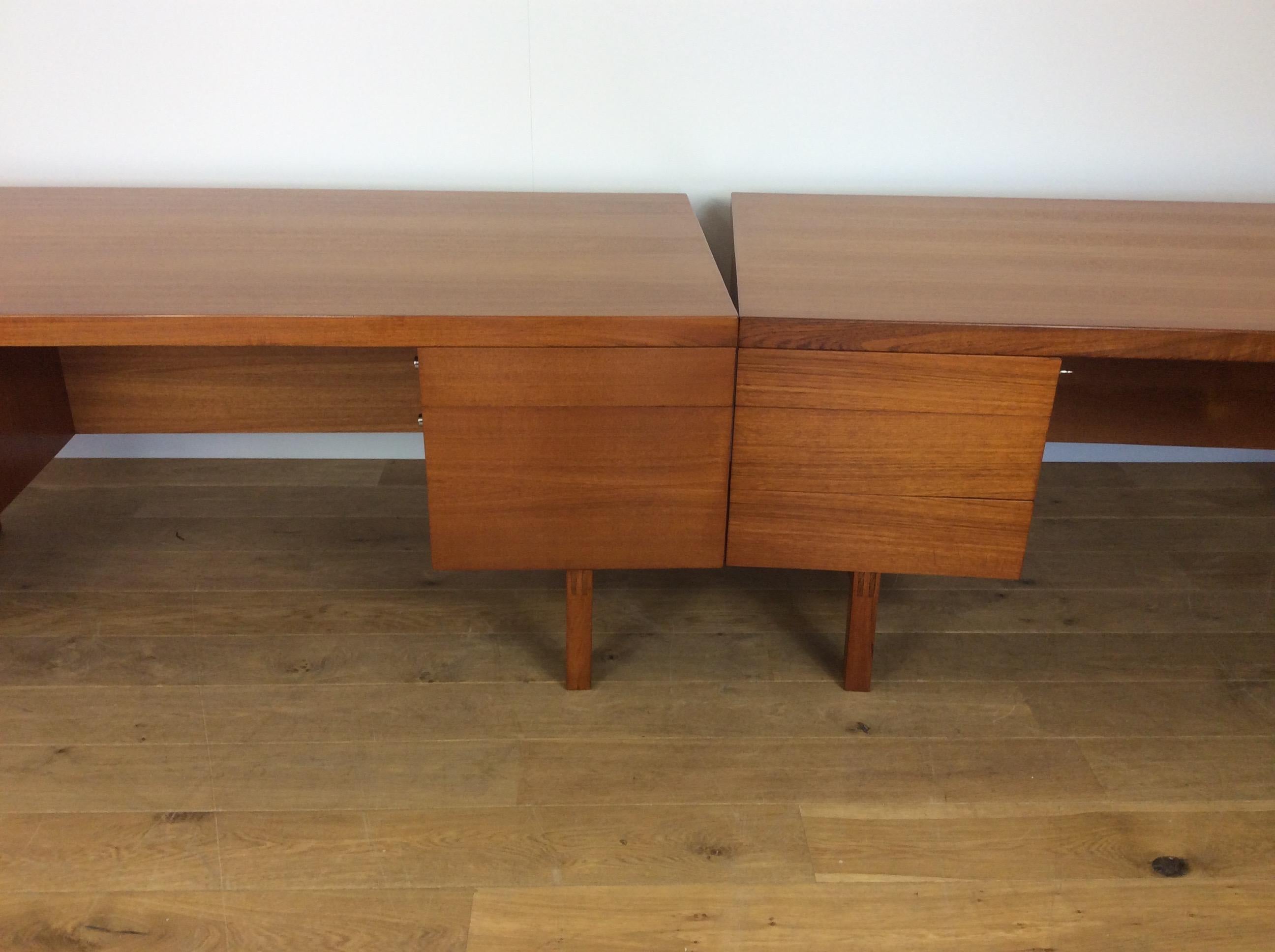 Mid-Century Modern Pair of Midcentury Desks by Alfred Cox For Sale