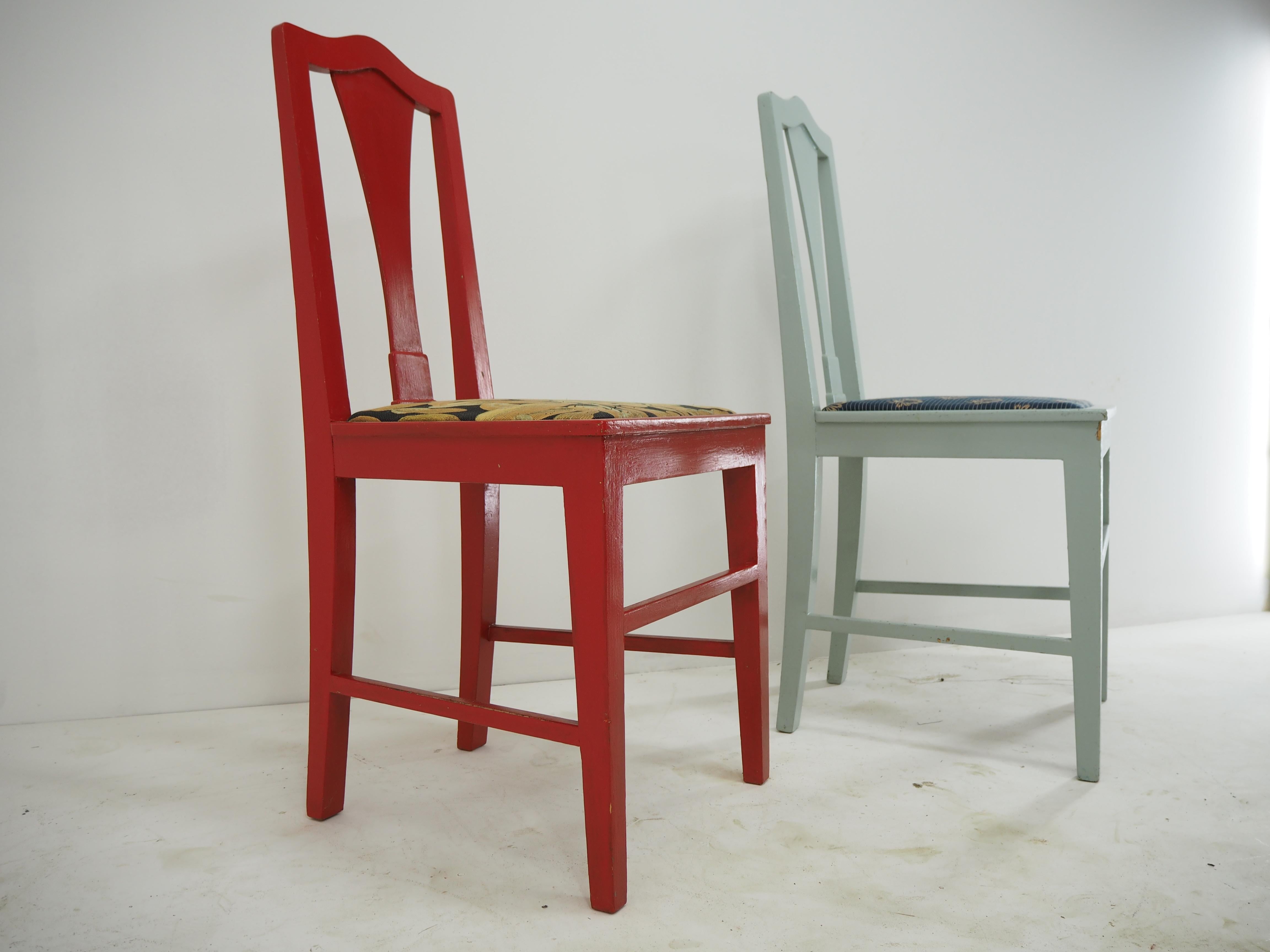 - en état original 
- les chaises sont repeintes et la sellerie est neuve.