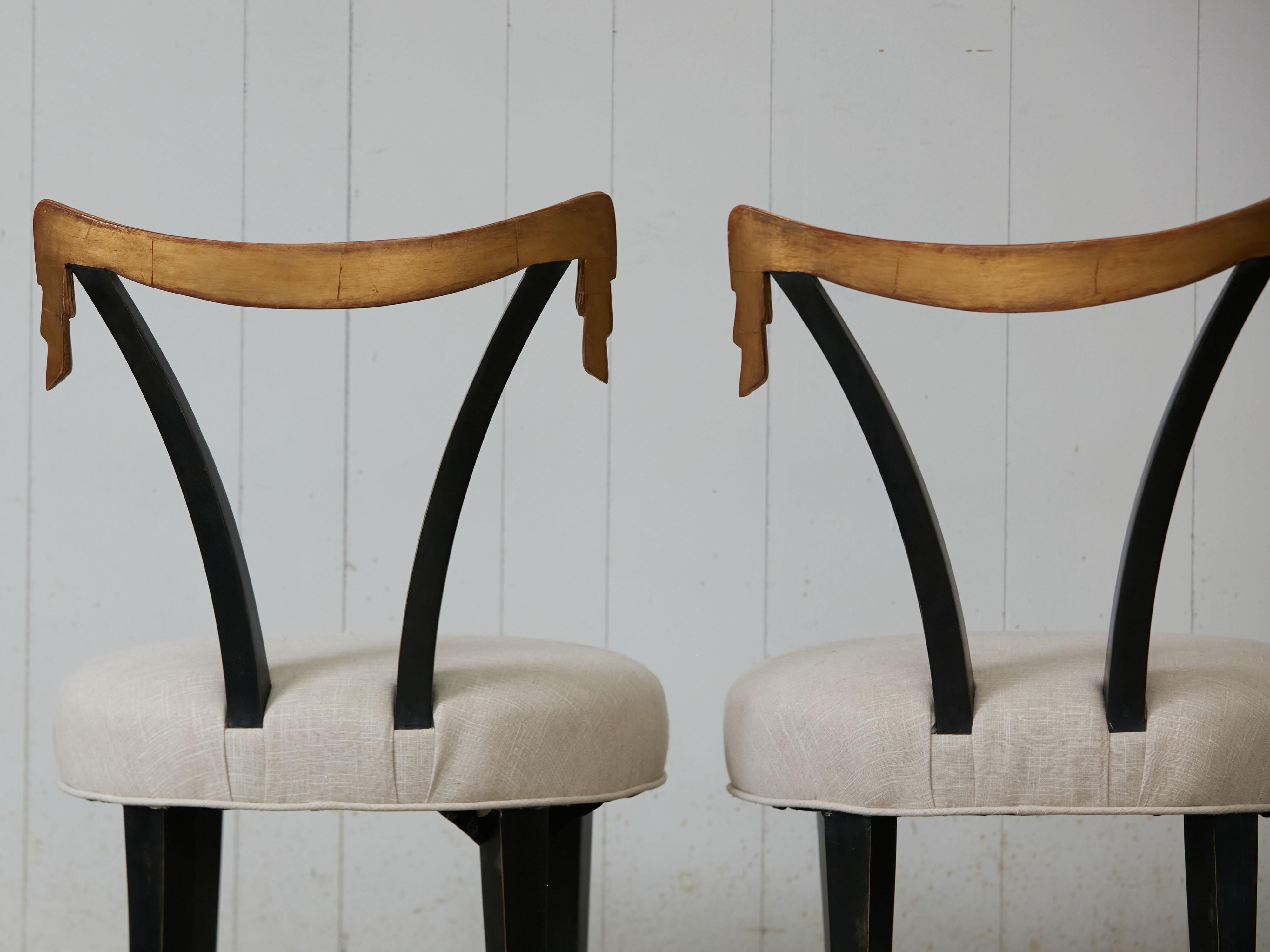 Paar Stühle im Stil von Dorothy Draper Hollywood Regency aus der Mitte des Jahrhunderts in Schwarz und Gold im Angebot 7