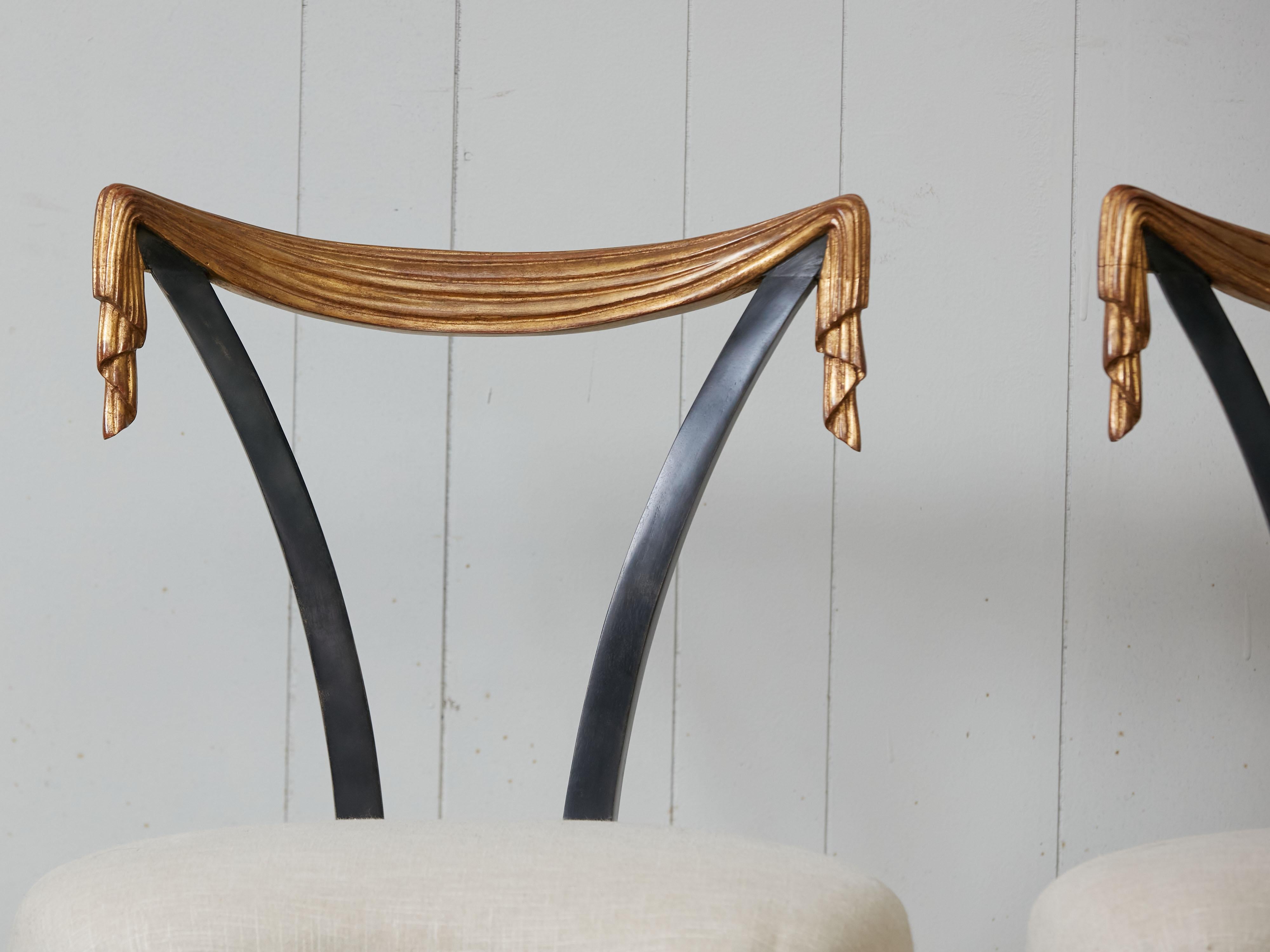 Paar Stühle im Stil von Dorothy Draper Hollywood Regency aus der Mitte des Jahrhunderts in Schwarz und Gold im Zustand „Gut“ im Angebot in Atlanta, GA