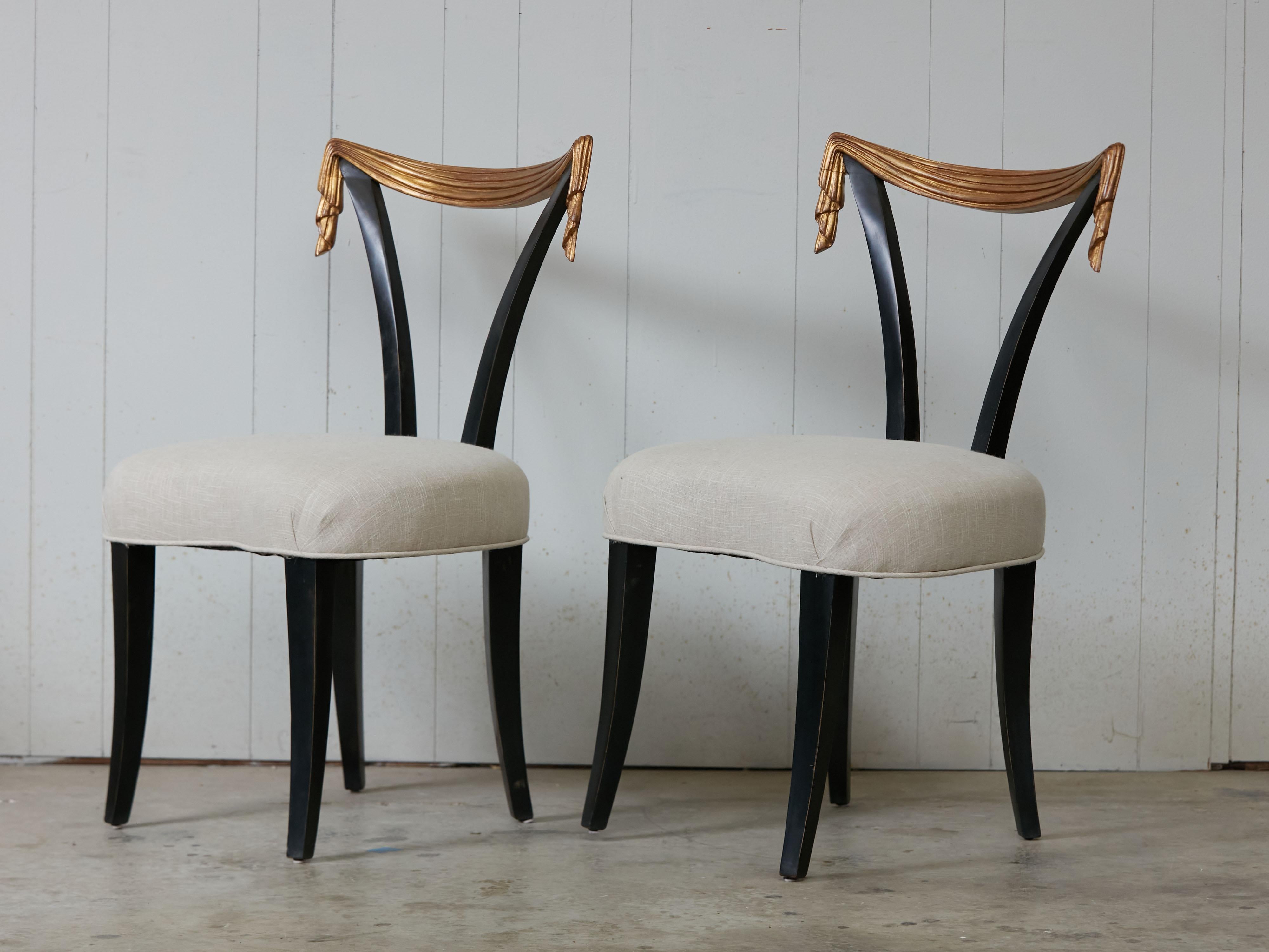 Paar Stühle im Stil von Dorothy Draper Hollywood Regency aus der Mitte des Jahrhunderts in Schwarz und Gold im Angebot 3