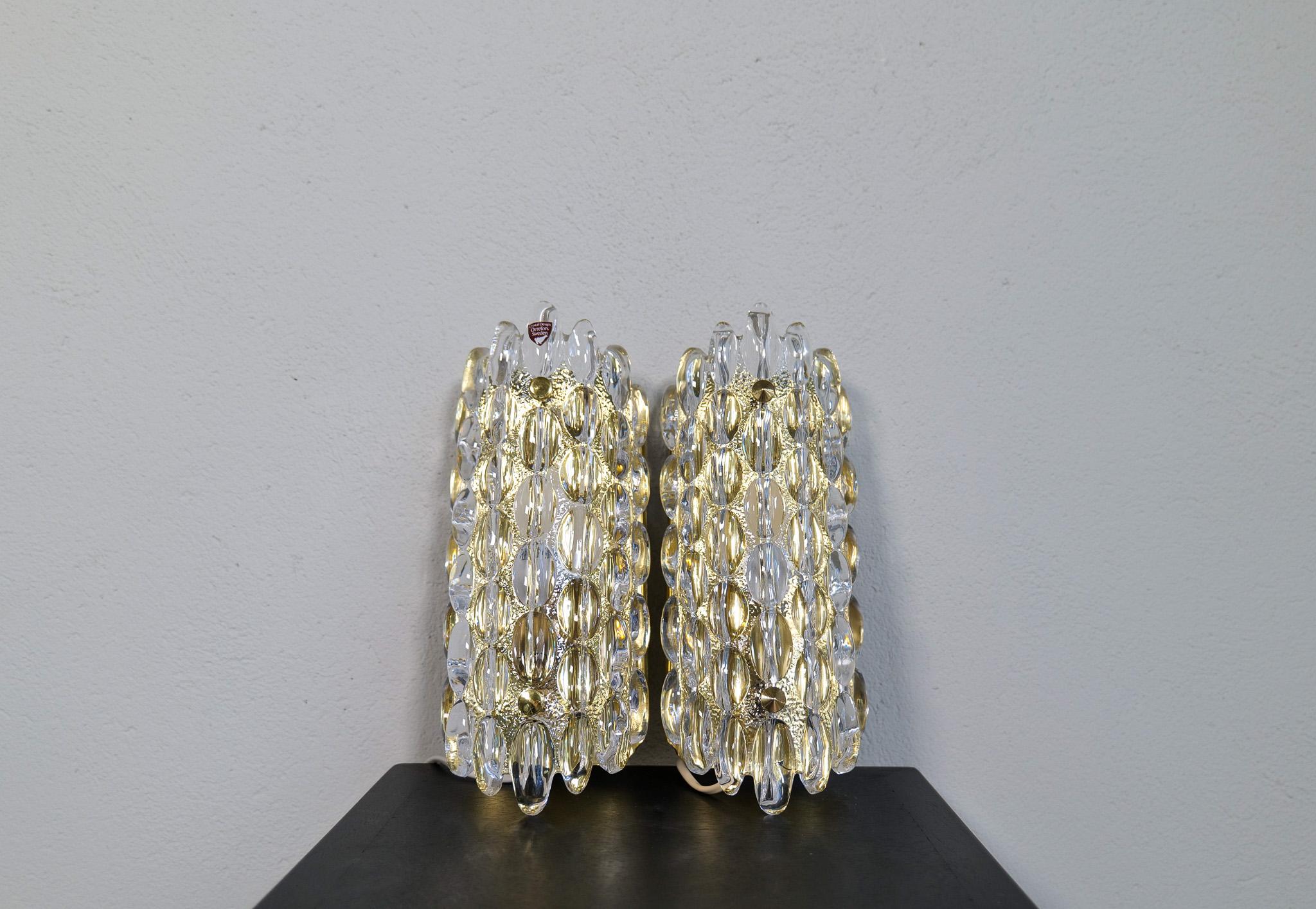 Große moderne Blasen-/Tropfen-Wandlampen aus der Mitte des Jahrhunderts, entworfen von Carl Fagerlund für Orrefors Glasbruk in Schweden.
Wunderbares Licht, wenn das Glas auf das Messing trifft. Dieses Modell ist die ungewöhnlichste der von Carl