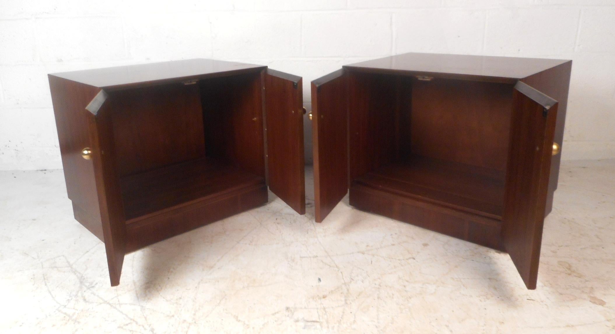 Mid-Century Modern Pair of Midcentury Dunbar Style Nightstands For Sale