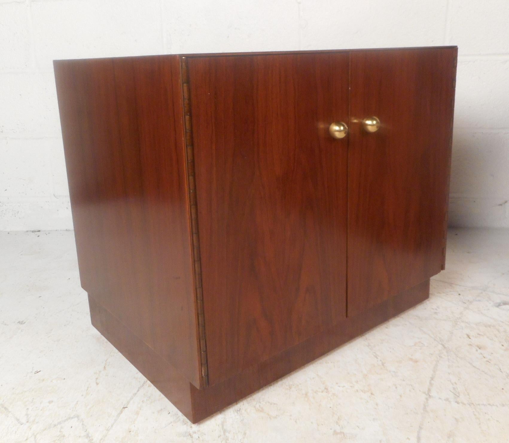 Pair of Midcentury Dunbar Style Nightstands In Good Condition For Sale In Brooklyn, NY