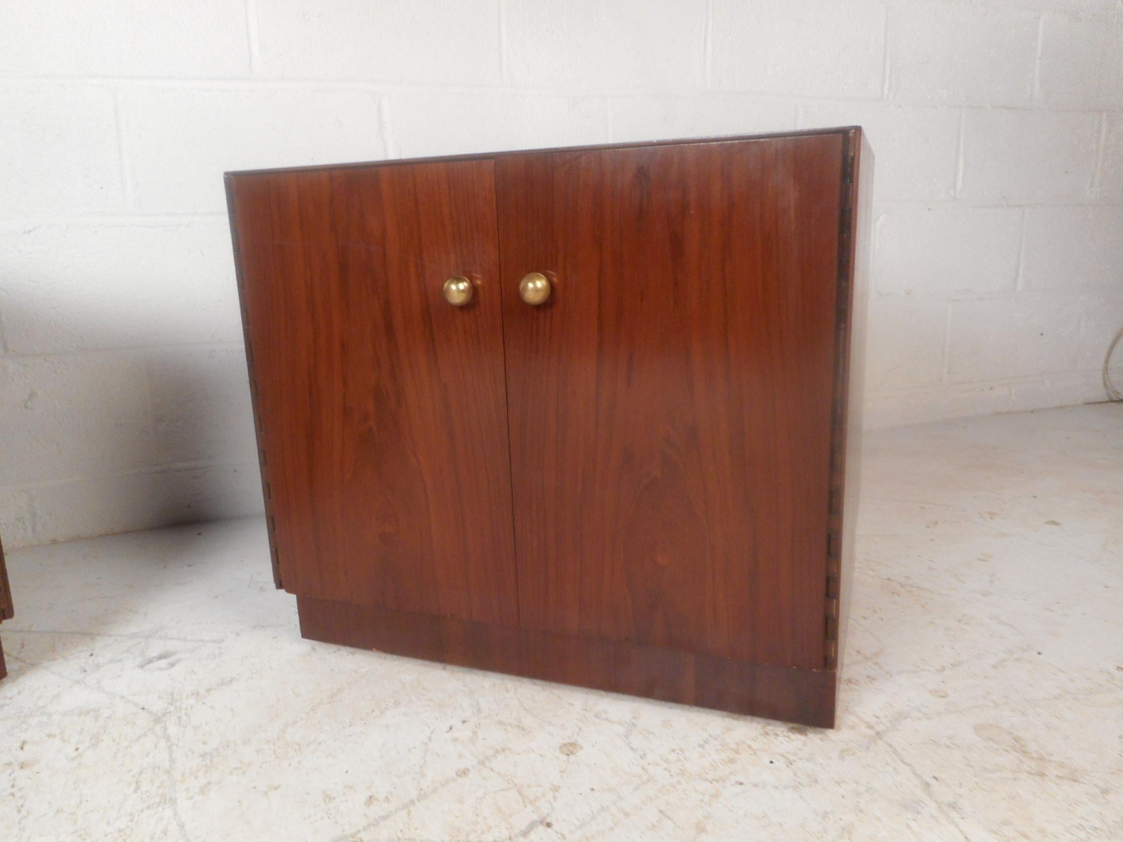 Late 20th Century Pair of Midcentury Dunbar Style Nightstands For Sale