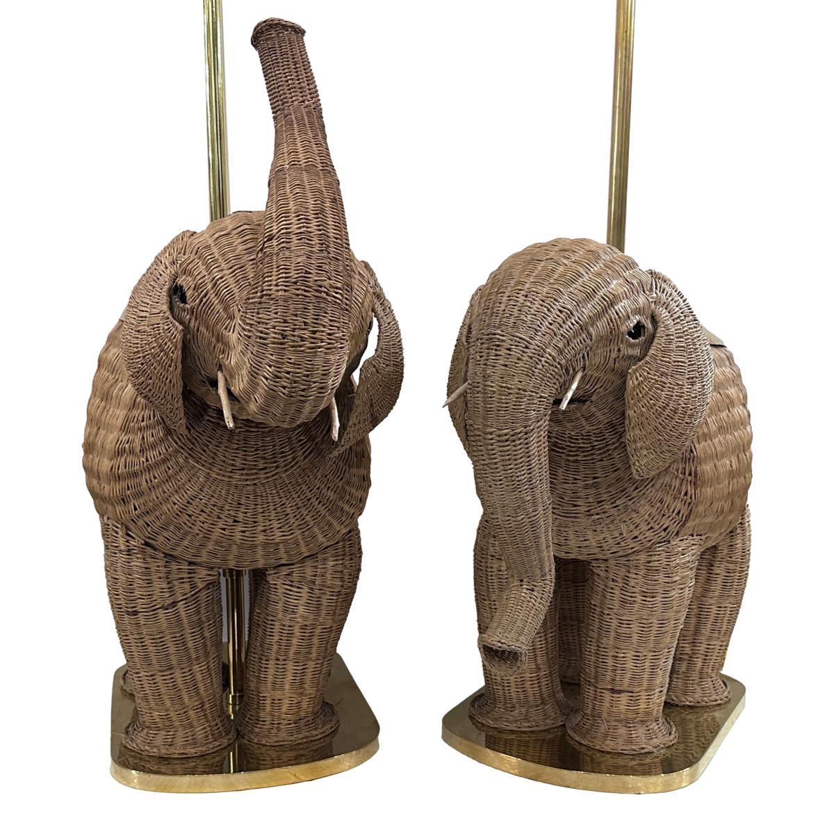 Paire de lampes éléphant en rotin de style italien du milieu du siècle dernier, datant des années 1960.

Mesures :
Hauteur du corps : 27