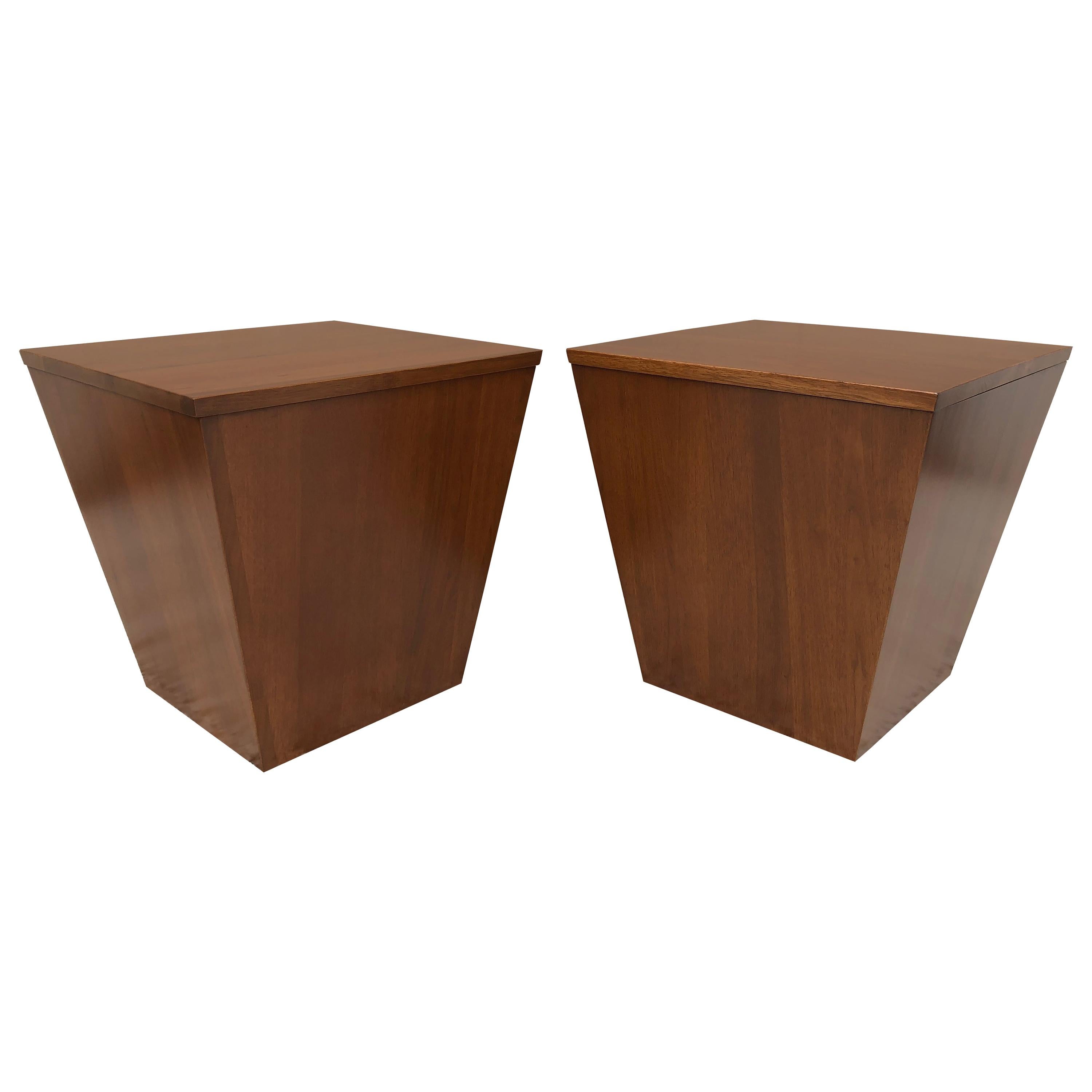 Paire de tables d'extrémité/boîtes cubiques avec rangements intérieurs datant du milieu du siècle dernier