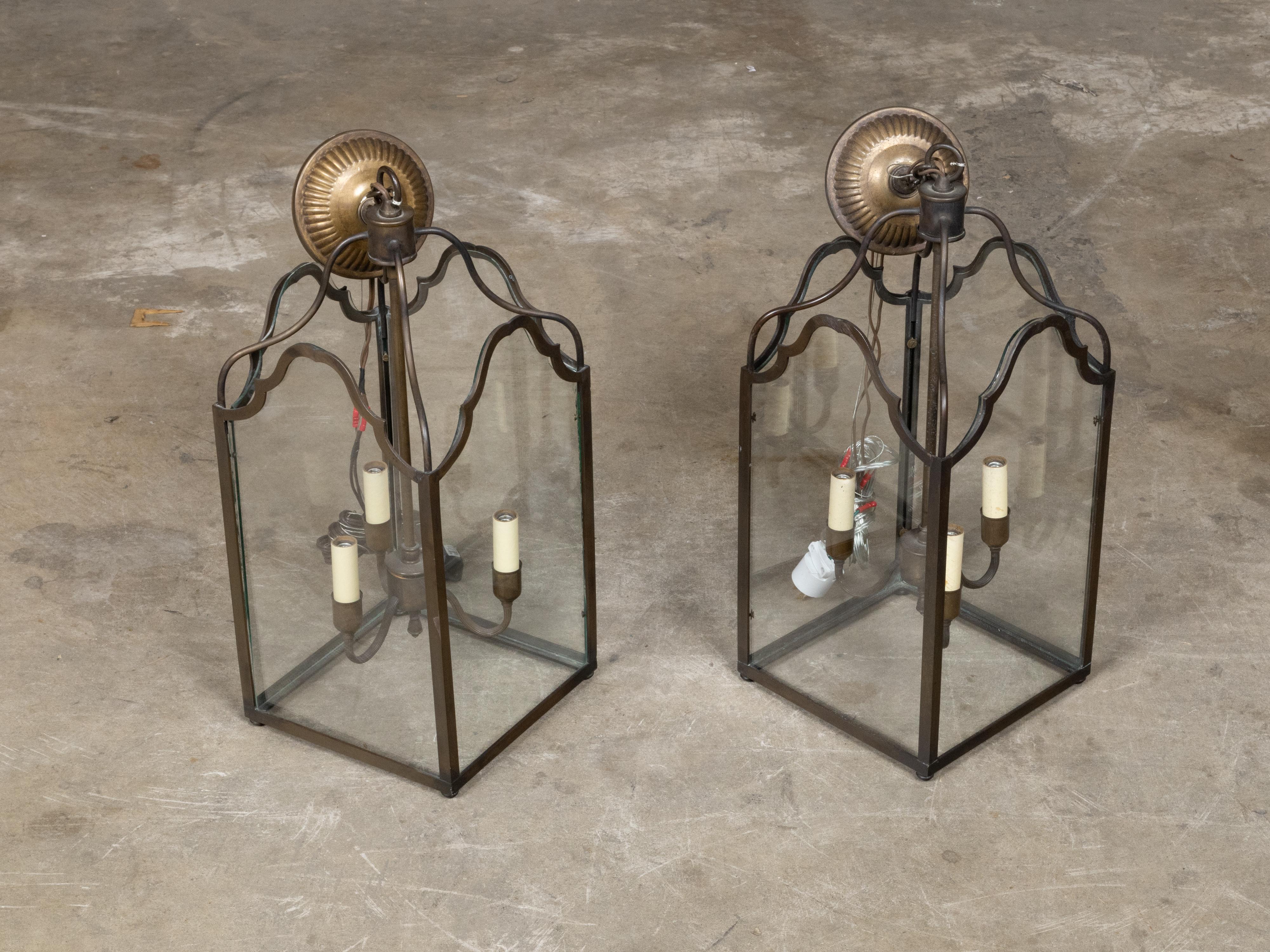 Paire de lanternes anglaises à trois lumières en bronze du milieu du siècle dernier avec panneaux de verre, câblées en vente 4