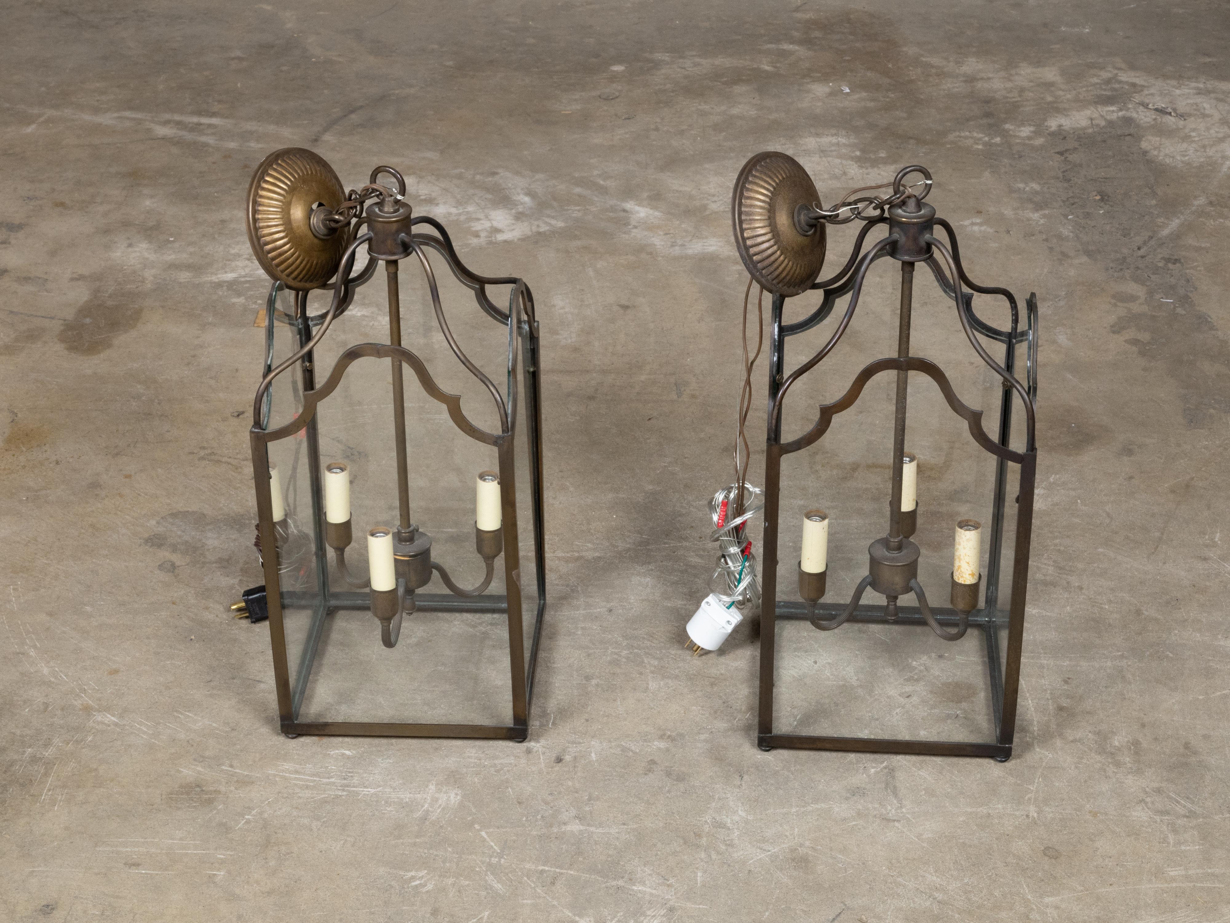 Paire de lanternes anglaises à trois lumières en bronze du milieu du siècle dernier avec panneaux de verre, câblées en vente 5