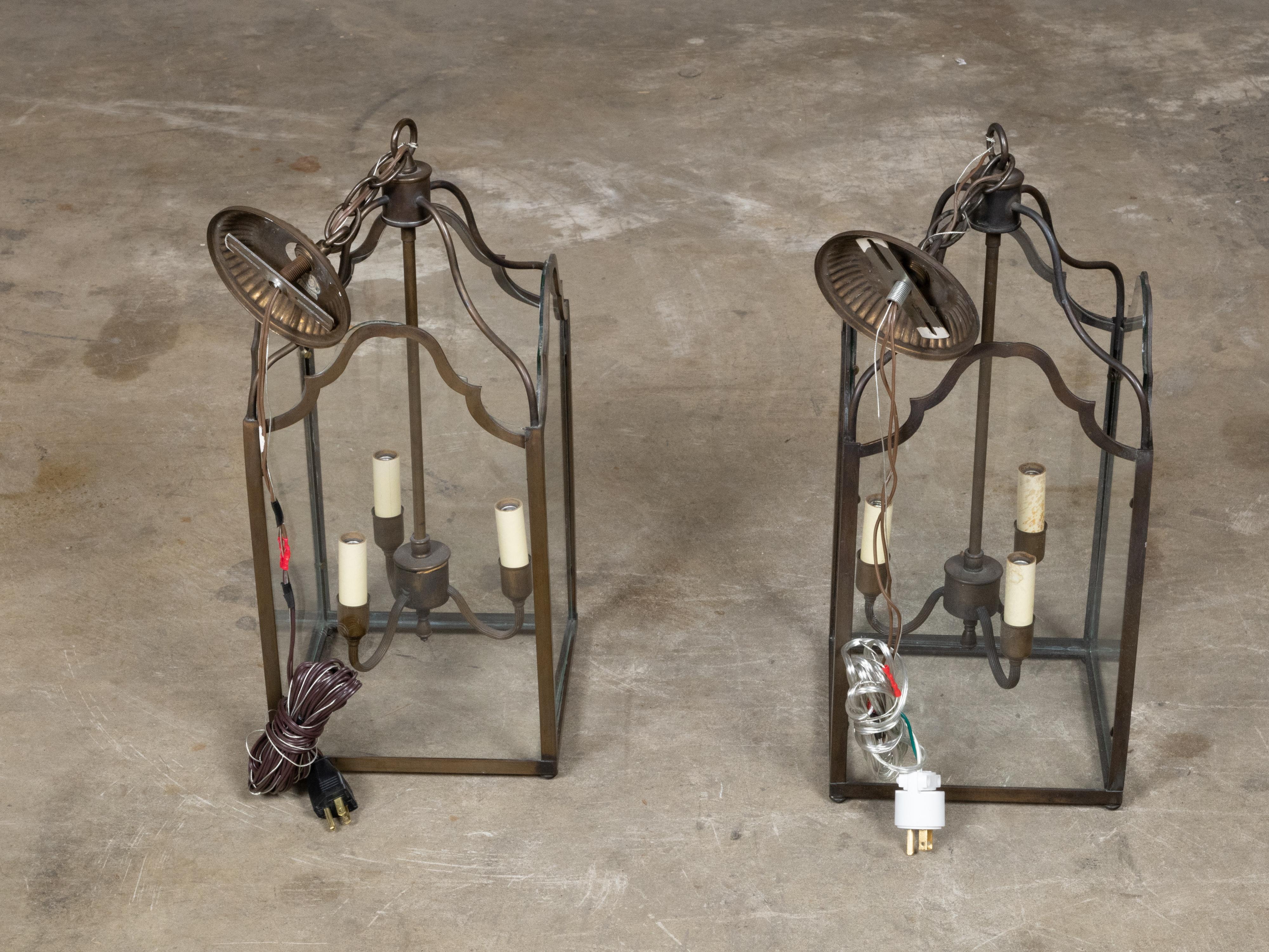 Paire de lanternes anglaises à trois lumières en bronze du milieu du siècle dernier avec panneaux de verre, câblées en vente 6