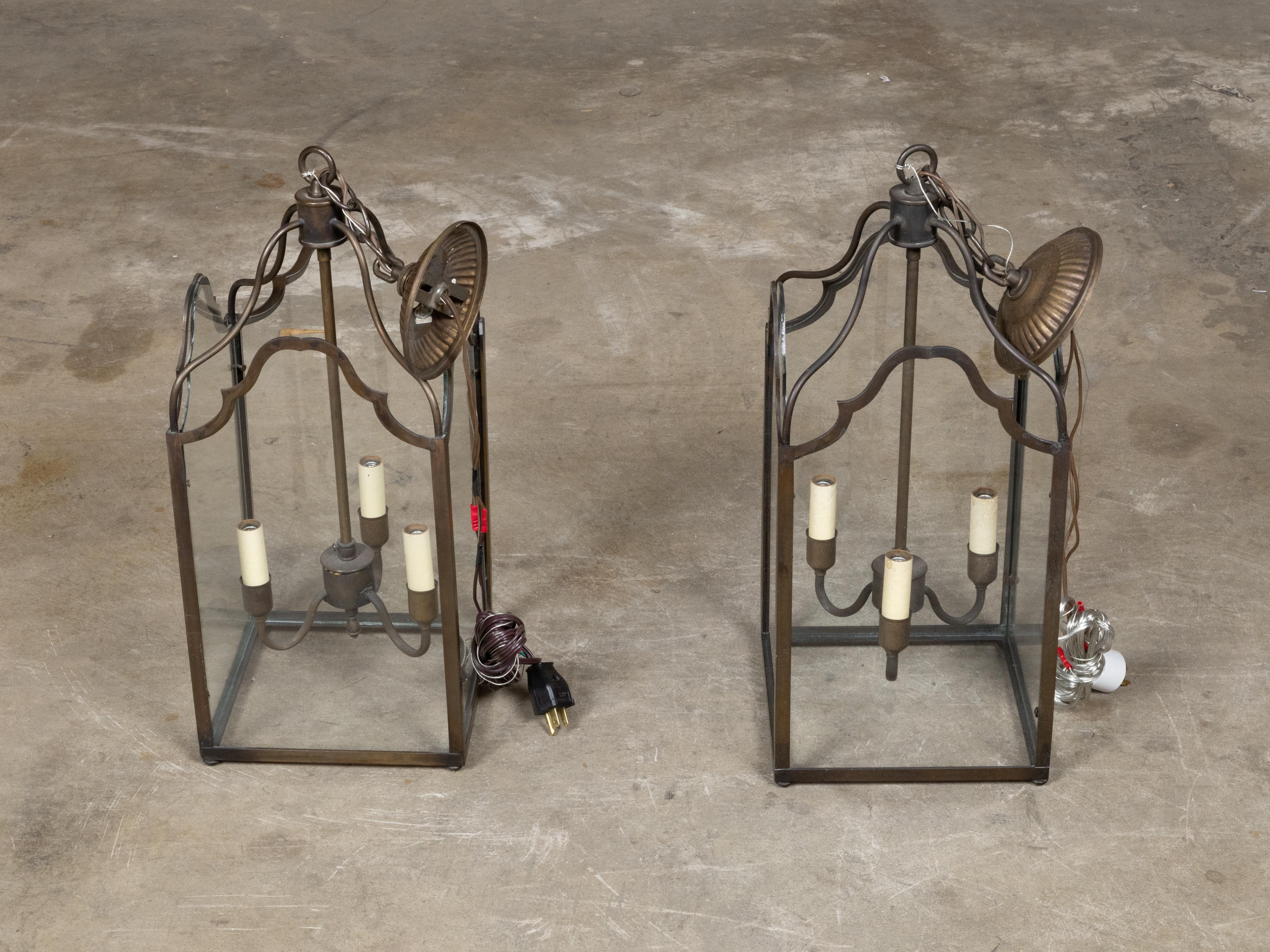 Paire de lanternes anglaises à trois lumières en bronze du milieu du siècle dernier avec panneaux de verre, câblées en vente 7