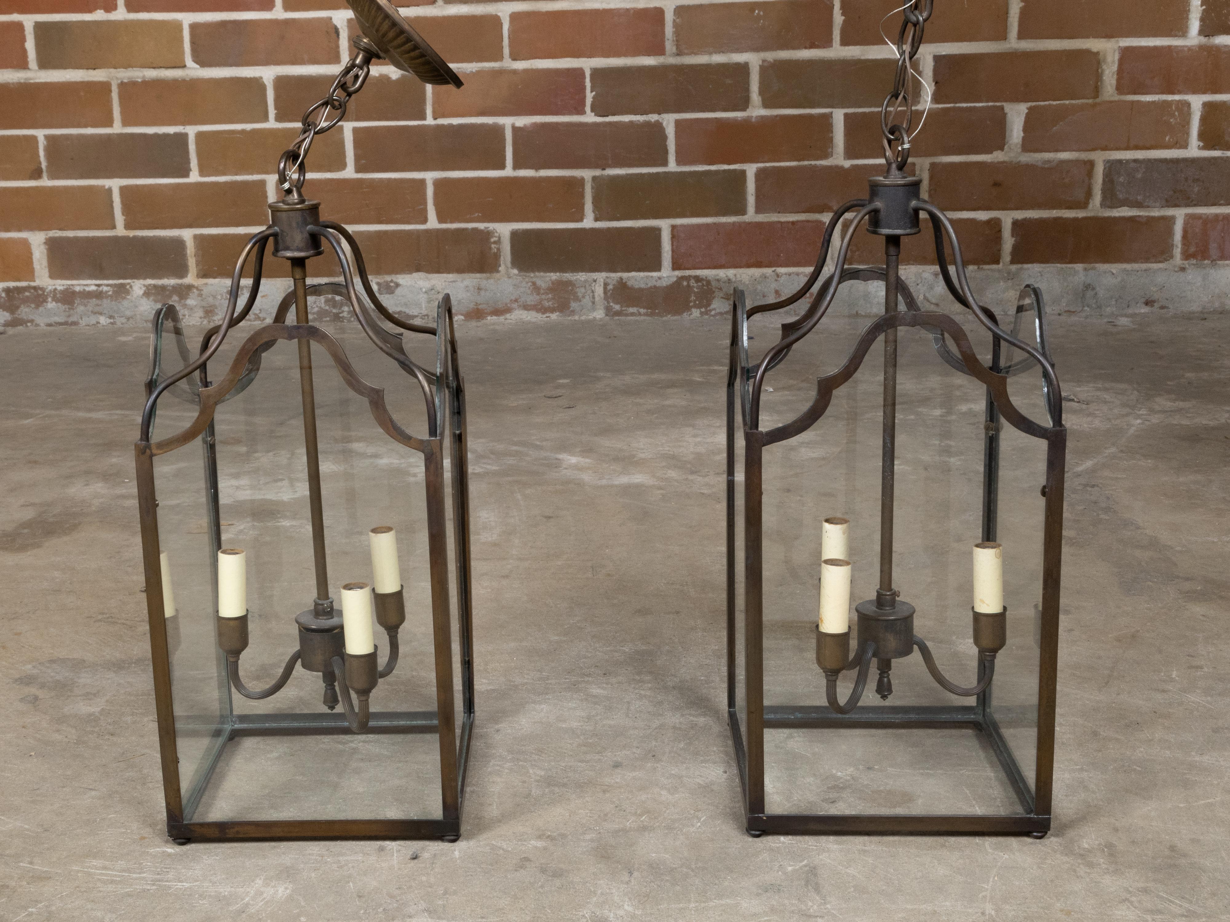 Paire de lanternes anglaises à trois lumières en bronze du milieu du siècle dernier avec panneaux de verre, câblées Bon état - En vente à Atlanta, GA