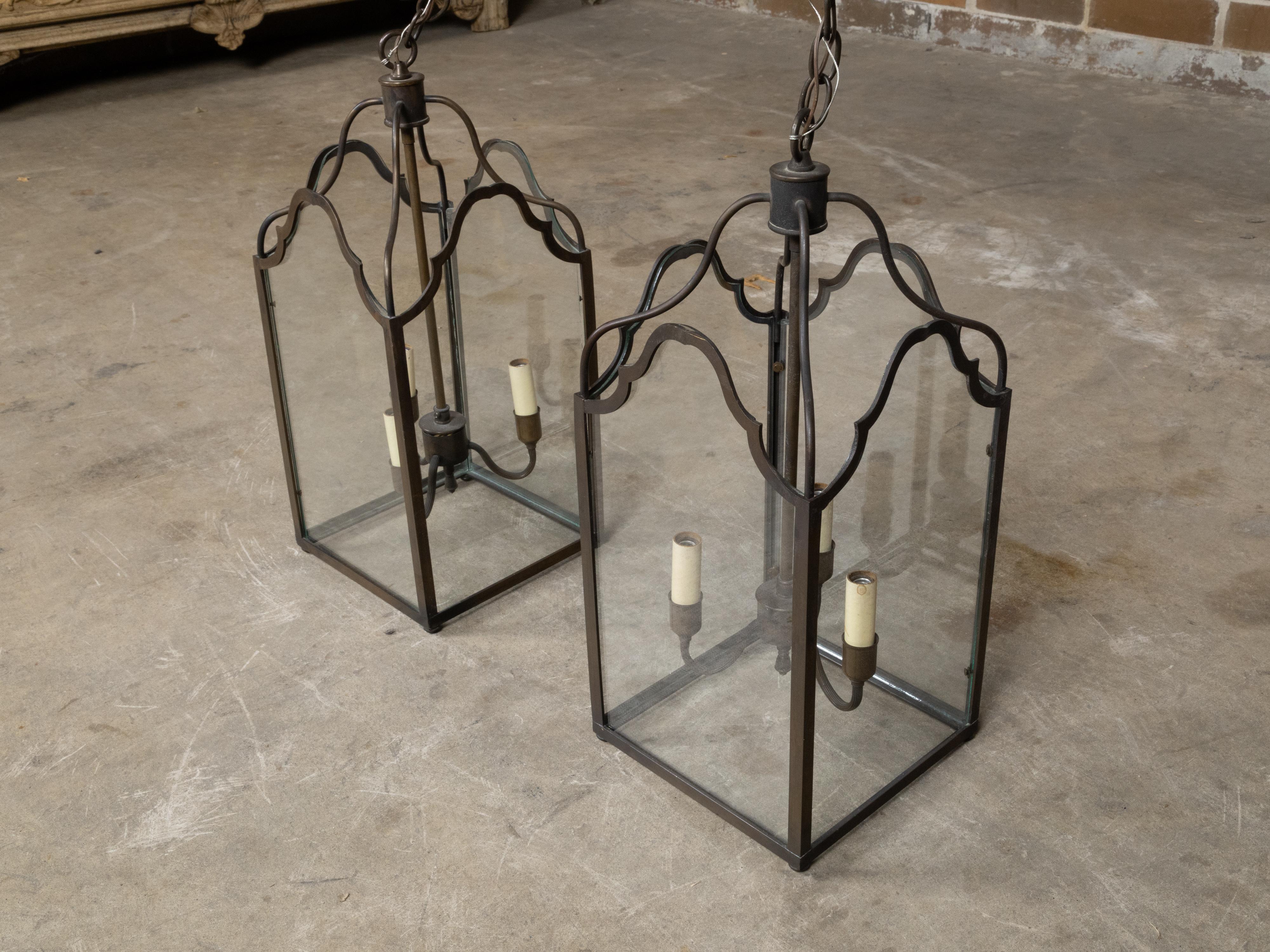 20ième siècle Paire de lanternes anglaises à trois lumières en bronze du milieu du siècle dernier avec panneaux de verre, câblées en vente