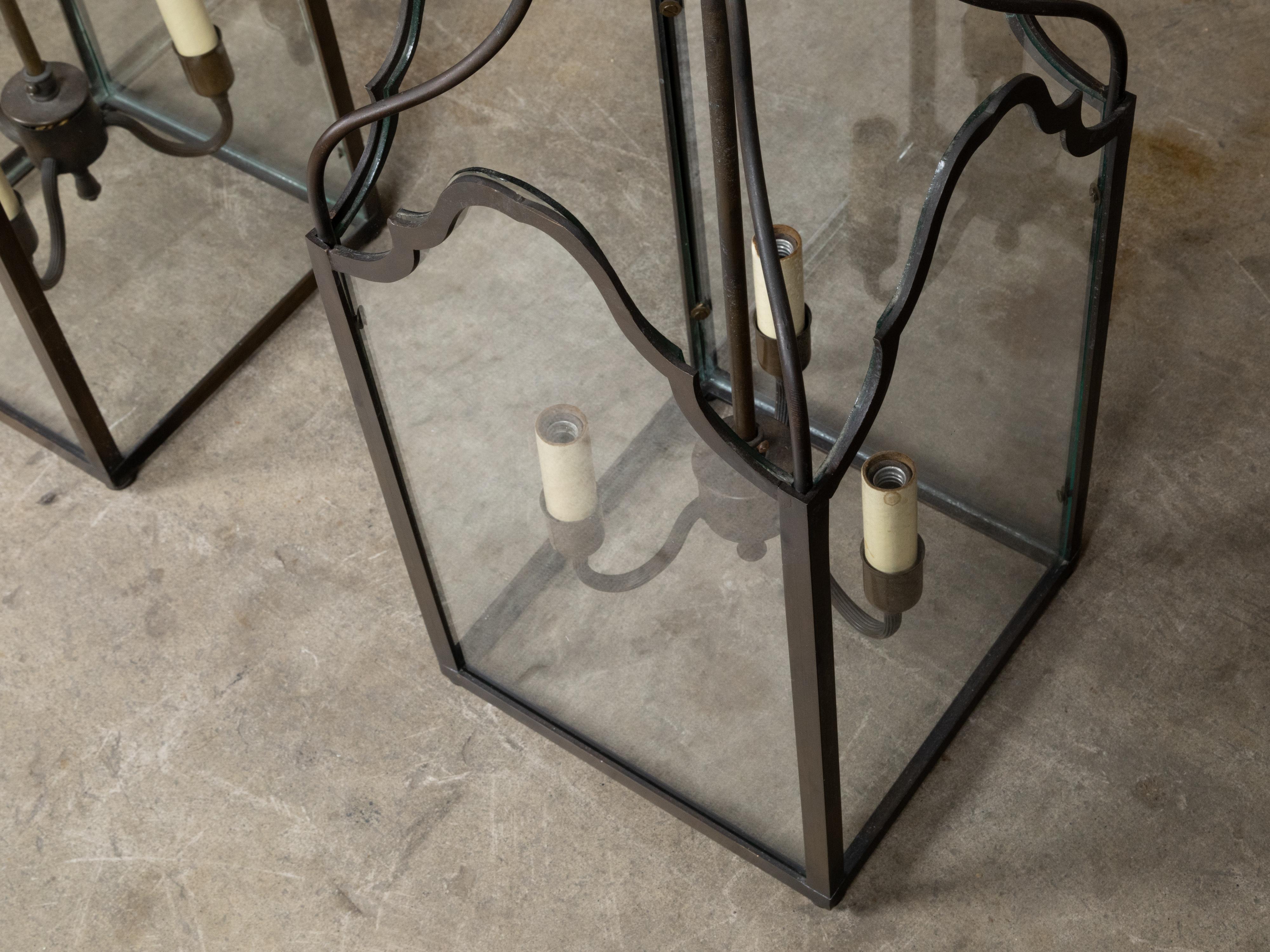 Bronze Paire de lanternes anglaises à trois lumières en bronze du milieu du siècle dernier avec panneaux de verre, câblées en vente