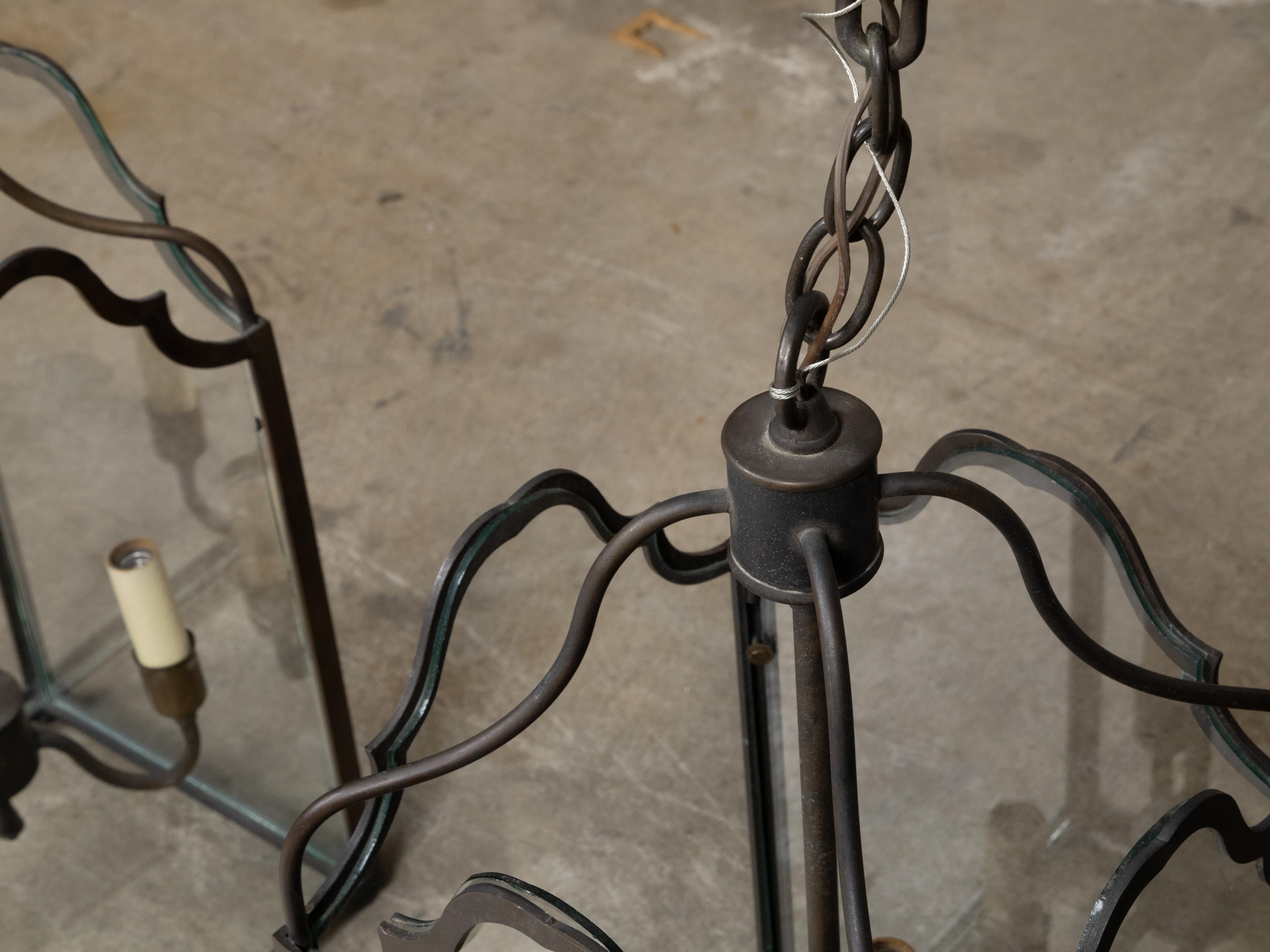 Paire de lanternes anglaises à trois lumières en bronze du milieu du siècle dernier avec panneaux de verre, câblées en vente 1